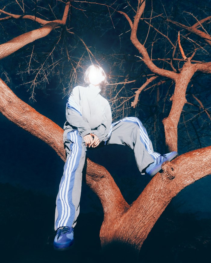 아디다스 오리지널스 x 오디너리 피플💙🤍

아디다스 오리지널스, 디자이너 장형철과 협업한 ‘오디너리 피플(Ordinary People)’ 컬렉션 출시👟

남들과 다른 새로움을 추구하며 스트리트 컬처와 패션을 리드하고 있는 아디다스 오리지널스(adidas Originals 이하, 오리지널스)가 디자이너 장형철이 전개하는 브랜드 ‘오디너리 피플(Ordinary People)’과 협업한 컬렉션을 이달 22일 아디다스 컨펌드 앱에서의 선발매를 시작으로 29일 정식 출시한다.

아디다스 오리지널스가 지속적으로 전개 중인 'CITY OF SEOUL'은 서울을 기반으로 활동하는 아티스트 및 브랜드와 함께 서울이 가진 역사, 문화, 패션 그리고 그 시대를 대변하는 스토리를 제품을 통해 보여주는 프로젝트이다. ‘오디너리 피플’ 컬렉션은 2024년 두 번째 CITY OF SEOUL 프로젝트로, 평범한 사람을 어떻게 정의할 수 있을 지에 대한 질문에서 시작한다. 겉으로 지극히 평범해 보이는 사람들일지라도 수천 개의 서로 다른 취향과 개성을 가지고 있기에 역설적이게도 특별하다는 결론을 짓고, ‘수천 명의 평범한(어쩌면 특별한) 사람들을 위한 새로운 오리지널’이라는 주요 메시지를 전하고자 한다.
 
오디너리 피플은 평범함 속에 특별한 감성을 지닌 사람을 위한 로컬 브랜드로서 디자이너 장형철이 2011년 런칭했다. 장형철은 지난해 한국 콘텐츠 진흥원과 CJ ENM이 공동제작한 패션 디자이너 배틀 예능 프로그램 'NEXT LABEL’ ‘Sustainability(지속가능성)’ 부분 1위를 차지해 아디다스 운동복과 재킷을 재활용해 만든 옷으로 화제를 모은 바 있으며, 넷플릭스 화제작 "피지컬 100 시즌 2" 의상을 직접 총괄디자인 하기도 하였다.
 
오디너리 피플과 협업한 이번 컬렉션 제품은 ‘아디컬러(Adicolor)’ 트랙수트와 ‘가젤 볼드(Gazelle Bold)’ 스니커즈의 ‘3-스트라이프’를 해체주의 방식으로 풀어낸 것이 특징이다. 클래식한 ‘3-스트라이프’는 아디다스를 대표하는 기본 요소이자, 다양한 매칭을 통해 아이코닉한 스타일링을 무궁무진하게 연출할 수 있다. 이번 컬렉션의 아디컬러 트랙수트는 예상치 못한 방식으로 3-스트라이프를 보여주는 지퍼의 디테일을 더해, 세 가지 컬러웨이와 과장된 실루엣으로 재해석돼 출시된다. 가젤 볼드는 세 가지 소재와 컬러의 아웃솔을 조합하고 슈레이스 디테일을 담아낸 것이 특징이다.
 
또한, 아디다스 오리지널스는 오는 28일 오후 8시 서울 성동구 성수동에 위치한 세원창고2에서 Key City 프로젝트 컨셉을 반영해 독창적인 로컬 패션 브랜드 ‘오디너리 피플’와의 협업 런칭을 기념하는 런웨이 패션쇼를 개최한다. 이후 현장에서 DJ 공연 등 애프터 F&F 파티를 열어 패션쇼에 대한 관심과 열기를 이어갈 예정이다.
 
아디다스 오리지널스의 오디너리 피플 컬렉션은 29일부터 △아디다스 공식 온라인 스토어 △아디다스 브랜드 플래그십 서울 △아디다스 강남 브랜드센터 △아디다스 오리지널스 플래그십 가로수길 △아디다스 오리지널스 스토어 서울 명동 등 아디다스 주요 매장에서 만나볼 수 있다. 이미지4