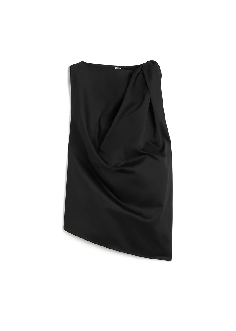 토템(TOTEME)이 선보이는 2024 봄-여름 컬렉션 키 아이템🖤
스웨덴 기반 패션 하우스 토템(TOTEME)의 2024 봄-여름 컬렉션에서는 정제된 디자인 속 세심한 디테일, 고품질의 소재로 차별화된 제품들을 만나볼 수 있다. 점점 따사로워지는 계절에 딱 입기 좋은 데일리 웨어로 토템이 추천하는 이번 시즌 키 아이템들을 소개한다.👜😎
먼저, 세심한 디테일이 돋보이는 ‘숄더-트위스트 탑’과 ‘드레스’는 토템 2024 봄 시즌이 보여주는 스타일의 정수로, 세련미를 주면서 다양하게 스타일링이 가능한 제품이다. 움직임의 유동성에서 영감을 받은 ‘숄더-트위스트’ 라인은 독특한 비대칭의 네크라인과 어깨 위로 우아하게 흘러내리는 꼬임 디테일로 매혹적인 비주얼을 자랑한다. 컬러는 블랙과 에크루(베이지) 두 색상으로, 면과 린넨을 혼합해 시원하면서도 구조적 질감을 더해 볼륨감 있는 디자인을 연출했다. 고품질의 친환경 소재를 사용해, 제품의 내구성과 브랜드의 환경 책임성을 더했다.
또한 토템이 이번 시즌에 새롭게 선보이는 액세서리들도 주목할 만하다. ‘더 니티드 발레리나’ 플랫 슈즈 부터 ‘벨티드 토트’, 새로운 빈티지 스타일의 ‘네비게이터 선글라스’까지 다채로운 제품들을 만나볼 수 있다.
클래식한 발레리나 플랫의 편안함과 고급스러운 니트웨어 소재를 결합한 ‘더 니티드 발레리나’는 브랜드의 혁신과 장인 정신을 여과 없이 보여준다. 얇은 니트 질감인 비스코스 혼합 소재로 제작된 이 신발은 날렵한 실루엣과 유연한 밑창으로 하루 종일 편안한 착용감을 선사한다. 또한 블랙과 크림 컬러의 미니멀한 디자인에 리본, 실버 톤 에글렛 장식 디테일로 고급스러움을 살렸다.
토템의 오버 사이즈 백인 ‘벨티드 토트’는 이번 시즌 새로운 탄(브라운) 컬러로 재탄생했다. 이탈리아에서 제작된 가볍고 부드러운 스웨이드 가죽 소재로 가방의 형태가 자연스럽게 흐르는 듯한 세련된 실루엣이 특징이다. 우아한 디자인은 물론 넉넉한 내부 공간으로 실용성도 갖춘 제품이다.
마지막으로 이번 시즌 새로운 스타일로 눈여겨 볼만한 ‘더 네비게이터 선글라스’는 1970년대 에비에이터(파일럿이 주로 착용하는 선글라스)의 날렵하고 빈티지한 디자인에서 영감을 받아 현대의 감각으로 재해석한 제품이다. 이탈리아에서 제작된 이 선글라스는 블랙과 하바나 두 가지 컬러로, 안경 다리 부분에는 골드 톤의 토템 로고가 새겨져 있어 브랜드의 정제미 속 디테일의 색채를 엿볼 수 있다. 이미지2