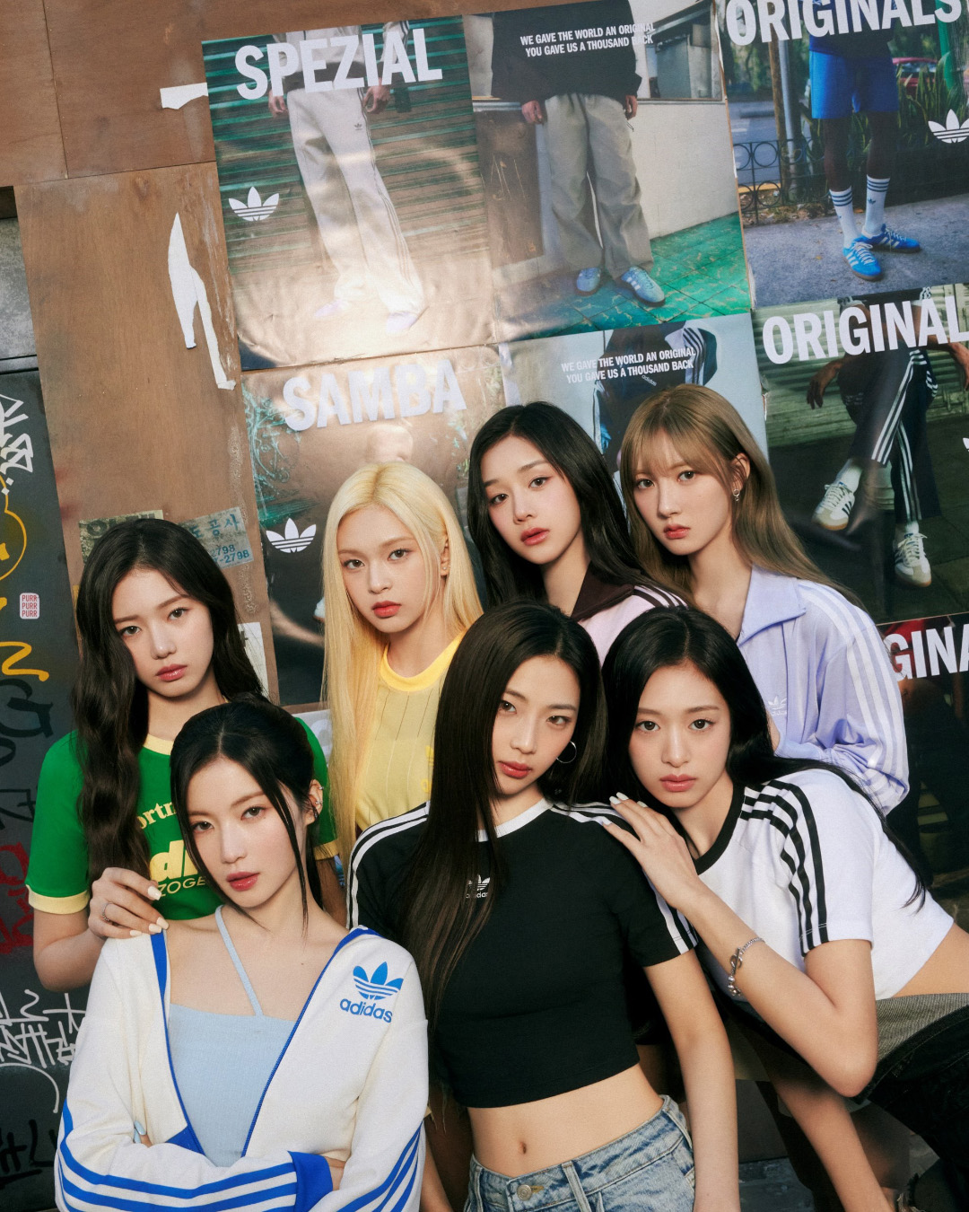 아디다스 오리지널스 x 베이비몬스터💙😈

아디다스 오리지널스, ‘베이비몬스터(BABYMONSTER)’와 새로운 글로벌 파트너십

남들과 다른 새로움을 추구하며 스트리트 컬처와 패션을 리드하고 있는 아디다스 오리지널스가 YG 엔터테인먼트의 신인 걸그룹 ‘베이비몬스터(BABYMONTSTER)’와의 글로벌 파트너십을 시작하며 삼바, 가젤, 그리고 핸드볼 스페지알 컬렉션의 두 번째 챕터를 선보인다고 밝혔다.
 
아디다스 오리지널스는 앞서 지난 4일 자사 공식 SNS 채널을 통해 베이비몬스터와의 글로벌 파트너십 시작을 공식으로 알린 바 있으며 이어서 삼바, 가젤, 그리고 핸드볼 스페지알 컬렉션의 두 번째 챕터를 담은 티징 화보를 전격 공개했다. 화보 속 베이비몬스터 루카, 파리타, 아사, 아현, 라미, 로라, 치키타 총 7명의 멤버들이 산뜻한 컬러웨이의 아디다스 오리지널스 스타일을 선보이며 연일 화제에 올랐다.
 
오리지널스는 스포츠, 스케이트보드, 음악, 패션에 이르기까지 시대를 초월하는 클래식의 힘으로 각광받고 있는 아디다스의 주요한 카테고리이다. 오랜 세월 동안 꾸준히 사랑받는 아이코닉한 제품들을 통해 거대한 문화적 홈그라운드를 구축하였으며, 오리지널스의 트레포일 로고는 나만의 정체성을 표현하는 세상의 수많은 크리에이터와 함께 다양한 발자취를 만들어 왔다.
 
이번 SS24 ORIGINALS 캠페인에서 선보이는 삼바, 가젤, 그리고 핸드볼 스페지알은 각각의 아이콘으로 자리잡은 오리지널 스토리를 이야기한다. 전세계 패션 트렌드를 리딩하는 삼바의 첫 출발은 클래식한 실루엣의 축구화였다. 삼바는 세련된 로우컷과 검솔로 각인되어 모두를 위한 스타일 아이콘의 대명사로 자리 잡았다. 트레이닝화로 처음 탄생한 가젤은 가벼운 착화감, 클래식한 스웨이드 갑피와 검솔의 조화로 70년이 넘는 세월에 걸쳐 스포츠와 하이패션, 스케이드보드 씬을 넘나들며 글로벌한 행보를 이어가는 롱런의 아이콘이다. 마지막으로 70년대 엘리트 핸드볼화로 처음 탄생한 핸드볼 스페지알은 역동적인 컬러웨이와 클래식 실루엣, 편안한 핏의 조화로 코트를 넘어 오늘날 컬쳐 씬에서 크게 사랑받고 있는 스니커즈이다. 이미지