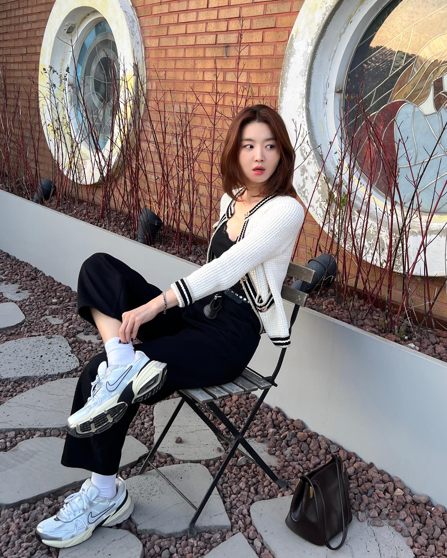 희진 언니도 신은 핫한 운동화👟
나이키 V2K RUN✔️🔍 어떤 룩이든 힙하게 소화 가능한 슈즈 이미지