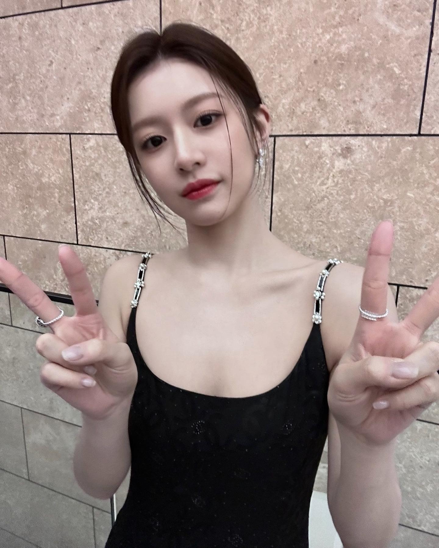 고윤정의 초밀착핏 원피스룩🖤🤍 이미지6