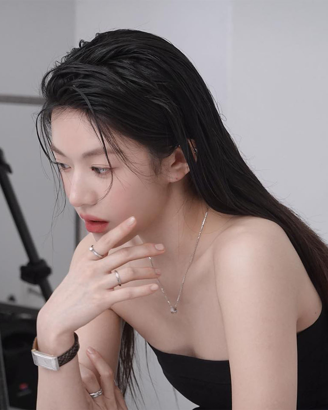 고윤정의 초밀착핏 원피스룩🖤🤍 이미지4