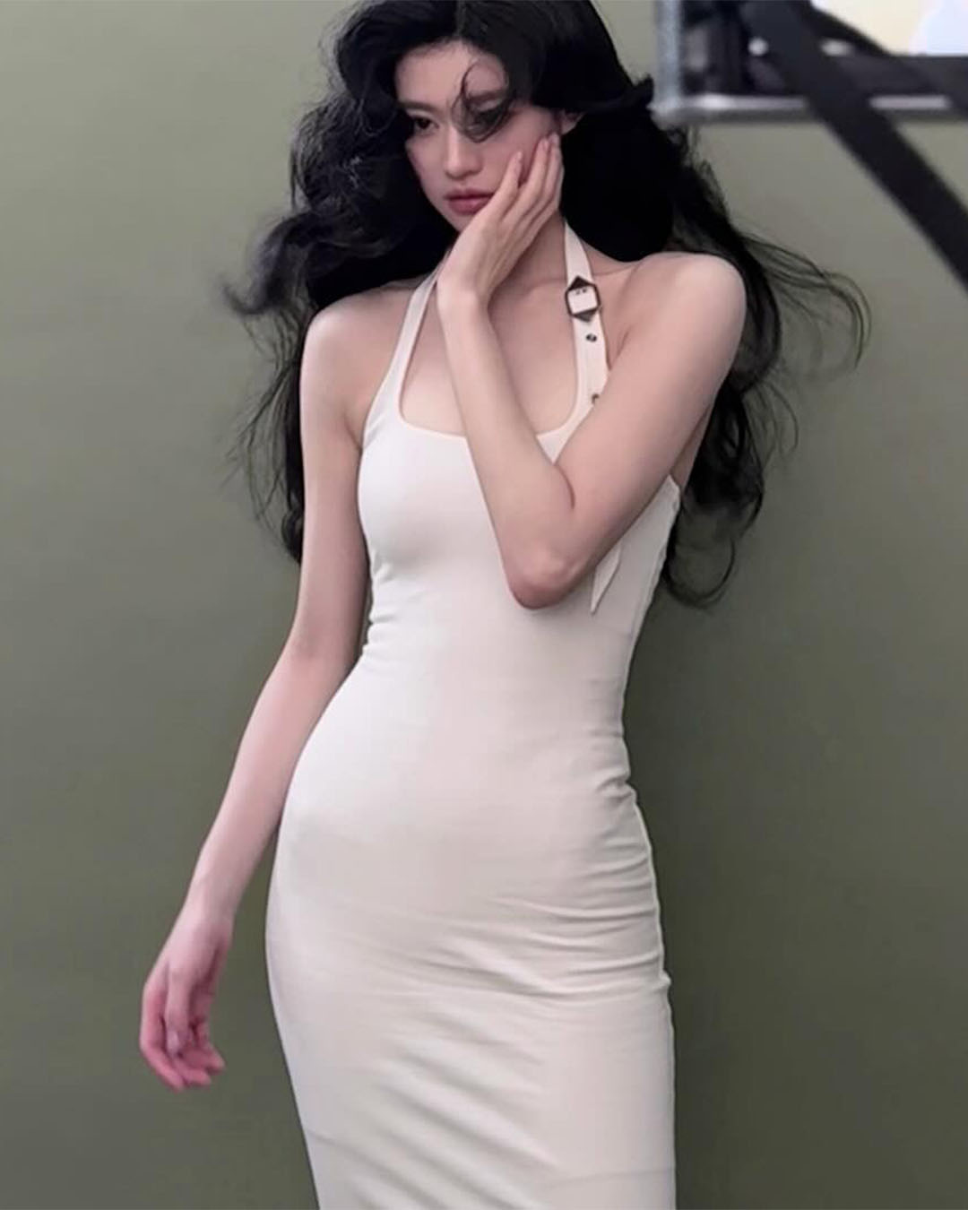 고윤정의 초밀착핏 원피스룩🖤🤍 이미지2