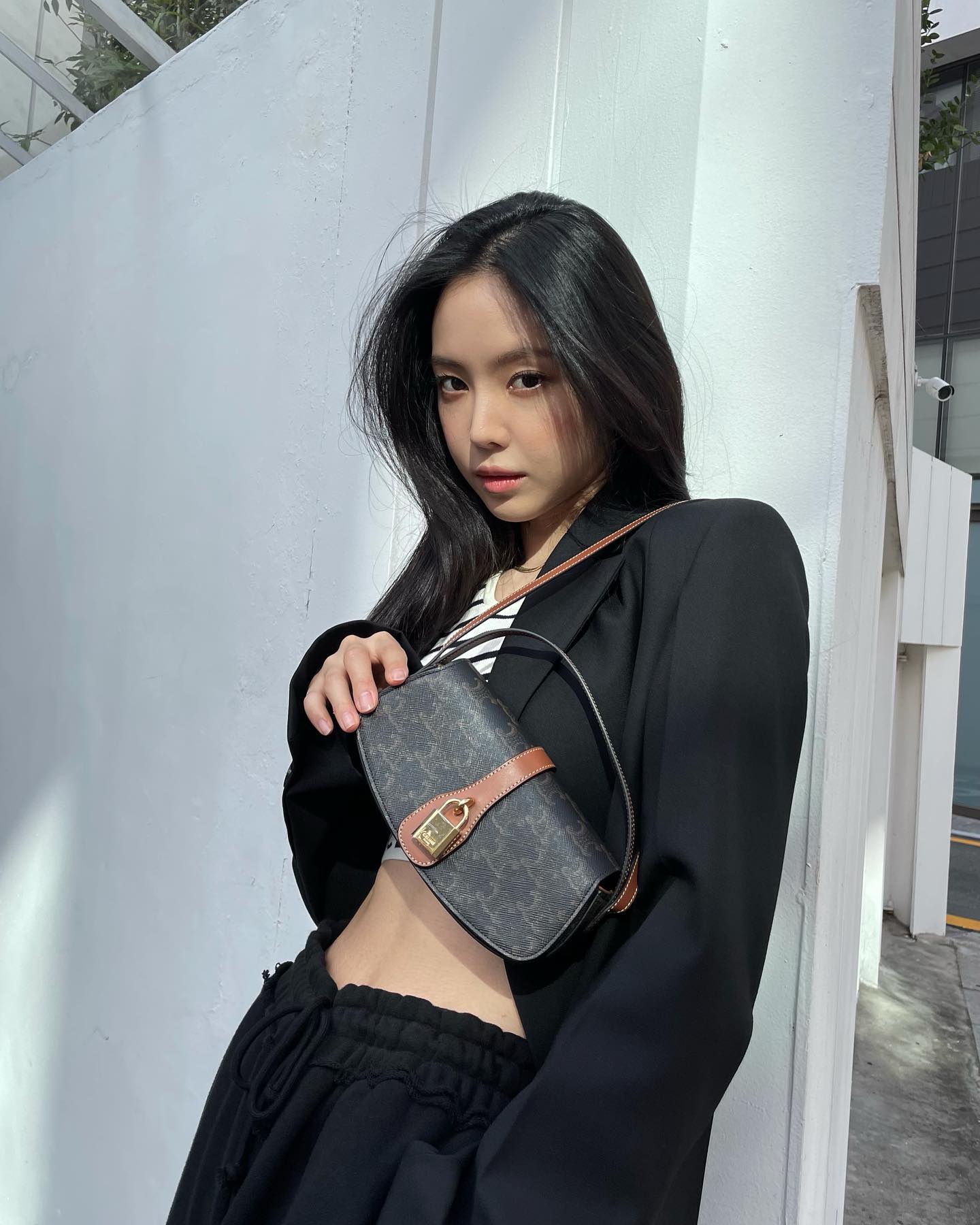 100만원 대 셀린느 백🖤@겟해
미니멀한 트리옹프 로고 미니백 모음✨ @겟하자🛍️

1. 미니 베사체, 185만 원

2. 퀴르 트리옹프 크로스바디 오벌 펄스, 195만 원. 

3. 미니 클로드, 180만 원. 

4. 타부 스트랩 클러치, 195만 원. 이미지7