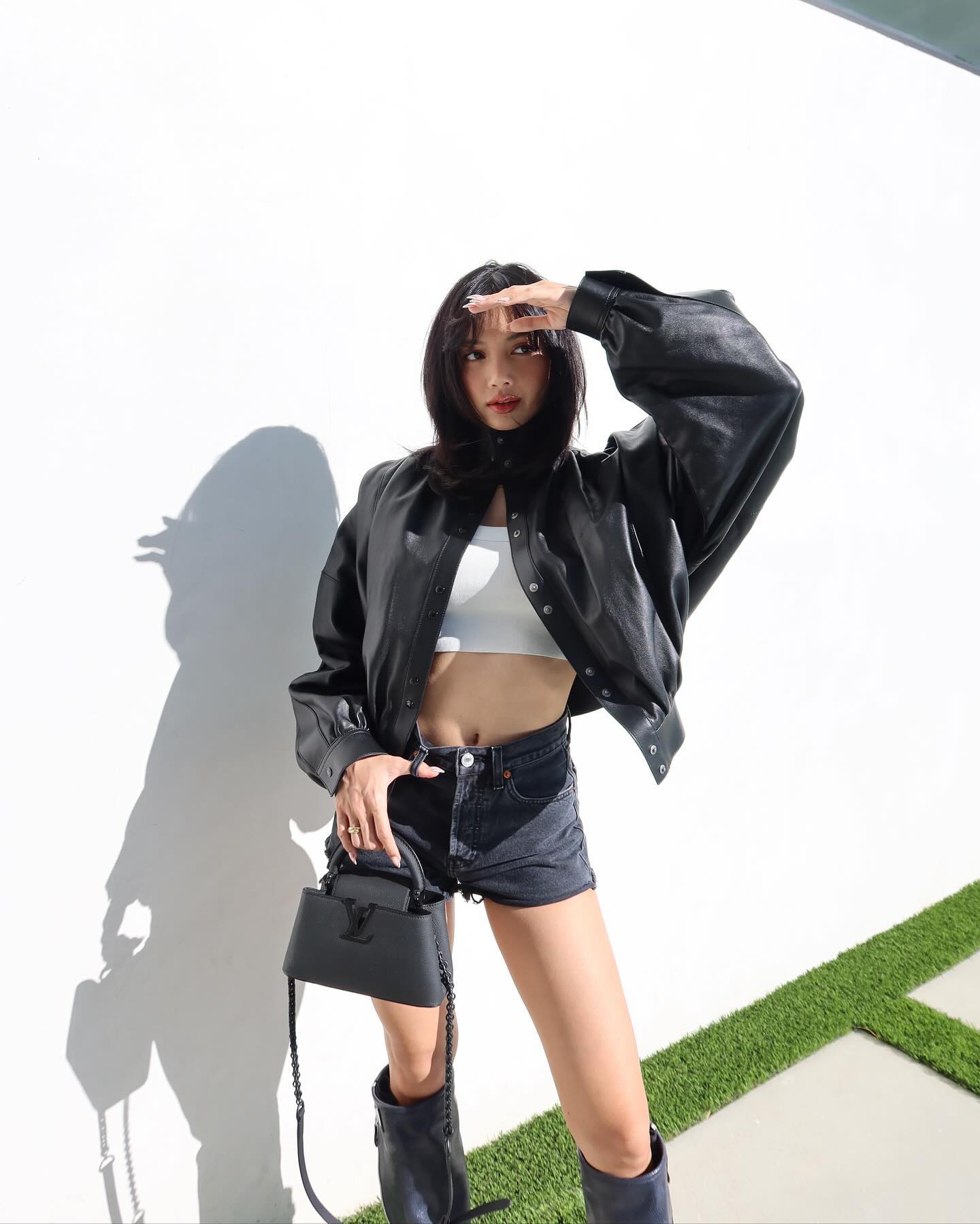 이제는 루이비통 걸🤎🧡@리사
리사가 선택한 루이비통 데일리 백 8가지👜 리사랑 찰떡이야🖤

1. 카퓌신 이스트 웨스트 미니 블랙, 890만 원.

2. 루이 비통 X 쿠사마 야요이 펌킨 백.

3. 선셋(NEW LV REMIX), 387만 원.

4. 루이 비통 X 스테판 스프라우스 그래피티 알마 MM.

5. GO-14 GM, 1,015만 원.

6. 픽 트렁크, 1,290만 원.

7. 어라운드 미 PM, 581만 원.

8. 나노 알마 그린 노트 에피, 250만 원. 이미지