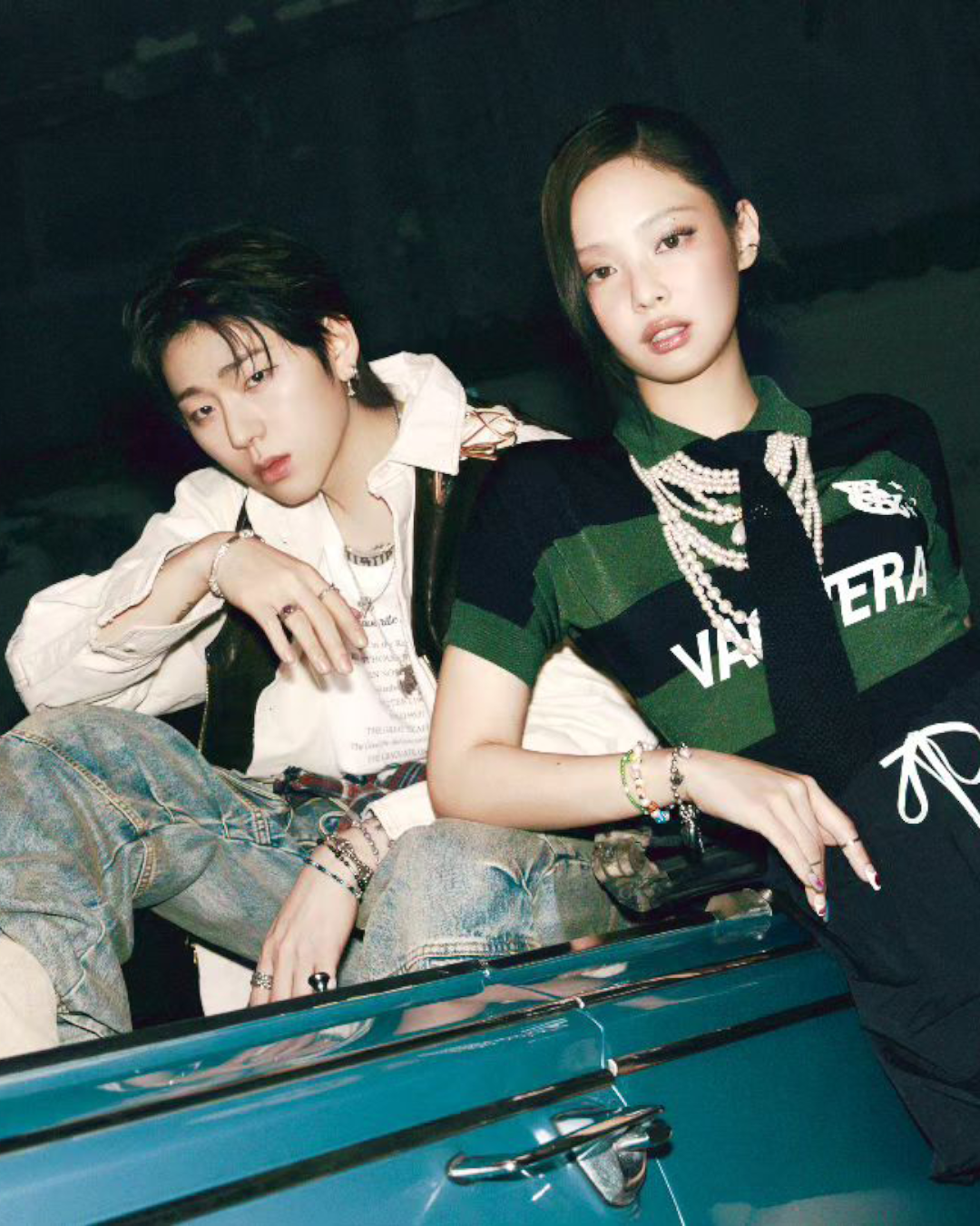 지코 x 제니, SPOT 콘셉트 포토 공개🖤💚

지코가 신곡 콘셉트 사진을 최초 공개했다.

지코와 피처링에 참여한 제니가 함께한 이번 사진은 두 사람의 ‘찐친 바이브’가 돋보인다.

제니는 카라 반팔티에 미니 스커트로 패션성을 보이고, 지코는 가디건과 셔츠에 청바지를 매치했다. 

지코는 11번째 디지털 싱글 ‘SPOT! (feat. JENNIE)’ 발표에 앞서 사진과 영상을 선보이며 기대감을 높이고 있다. 오는 23일 지코 버전 콘셉트 사진, 25일 뮤직비디오 티저와 촬영 비하인드 사진을 만날 수 있고 음원과 뮤직비디오는 26일 오후 6시 공개된다.
 이미지