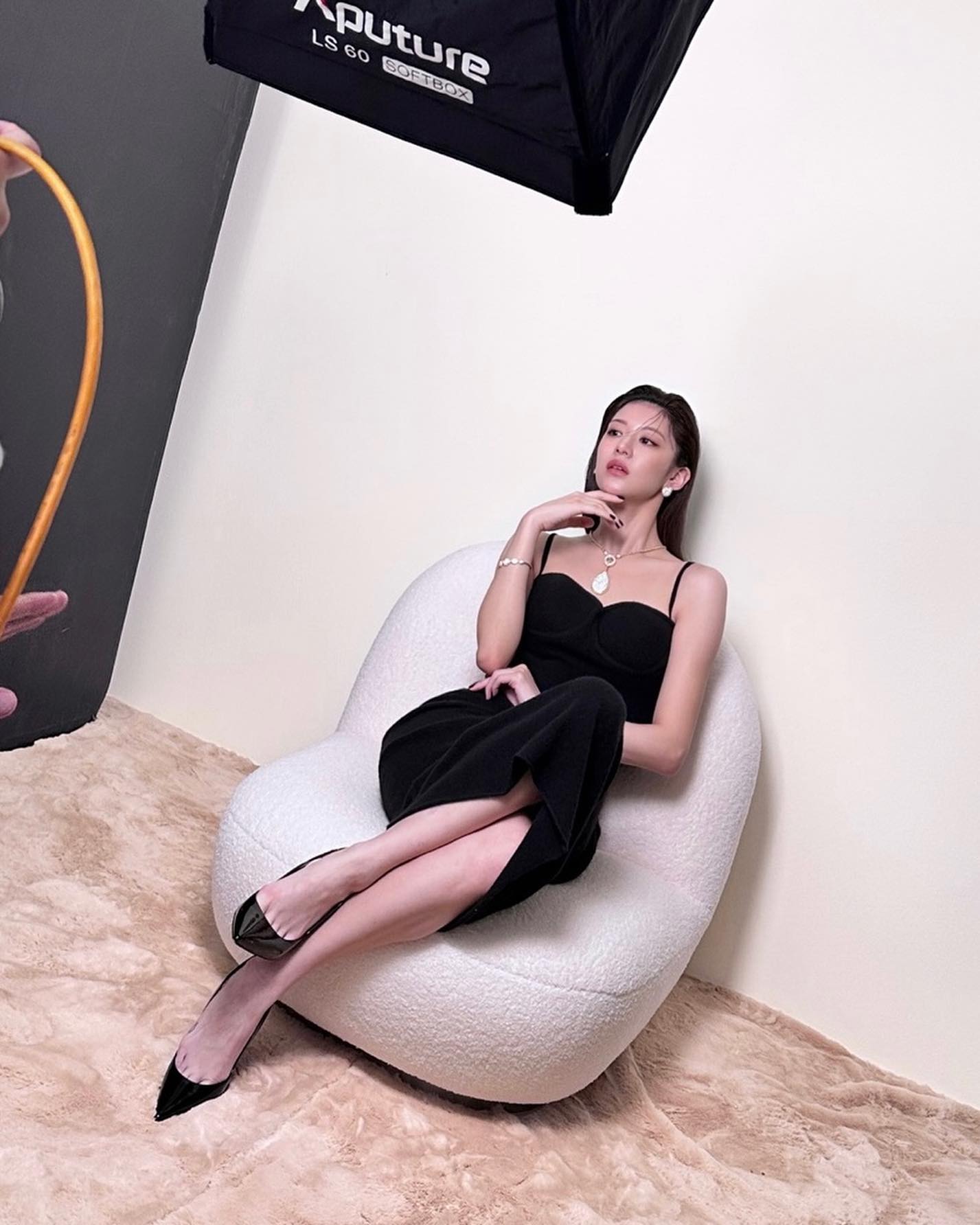 고윤정의 초밀착핏 원피스룩🖤🤍 이미지7