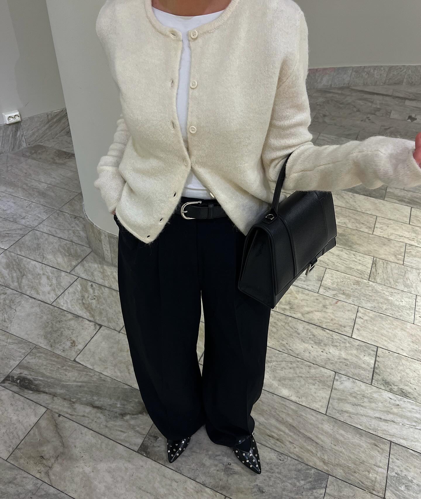 슬랙스로 데일리 출근 코디🤵🏻‍♀️🤍
출근룩 근본은 슬랙스✔️간절기엔 이렇게 입어봐🔎

1. 가디건 + 슬랙스

2. 반팔니트 + 슬랙스

3. 화이트셔츠 + 슬랙스 이미지
