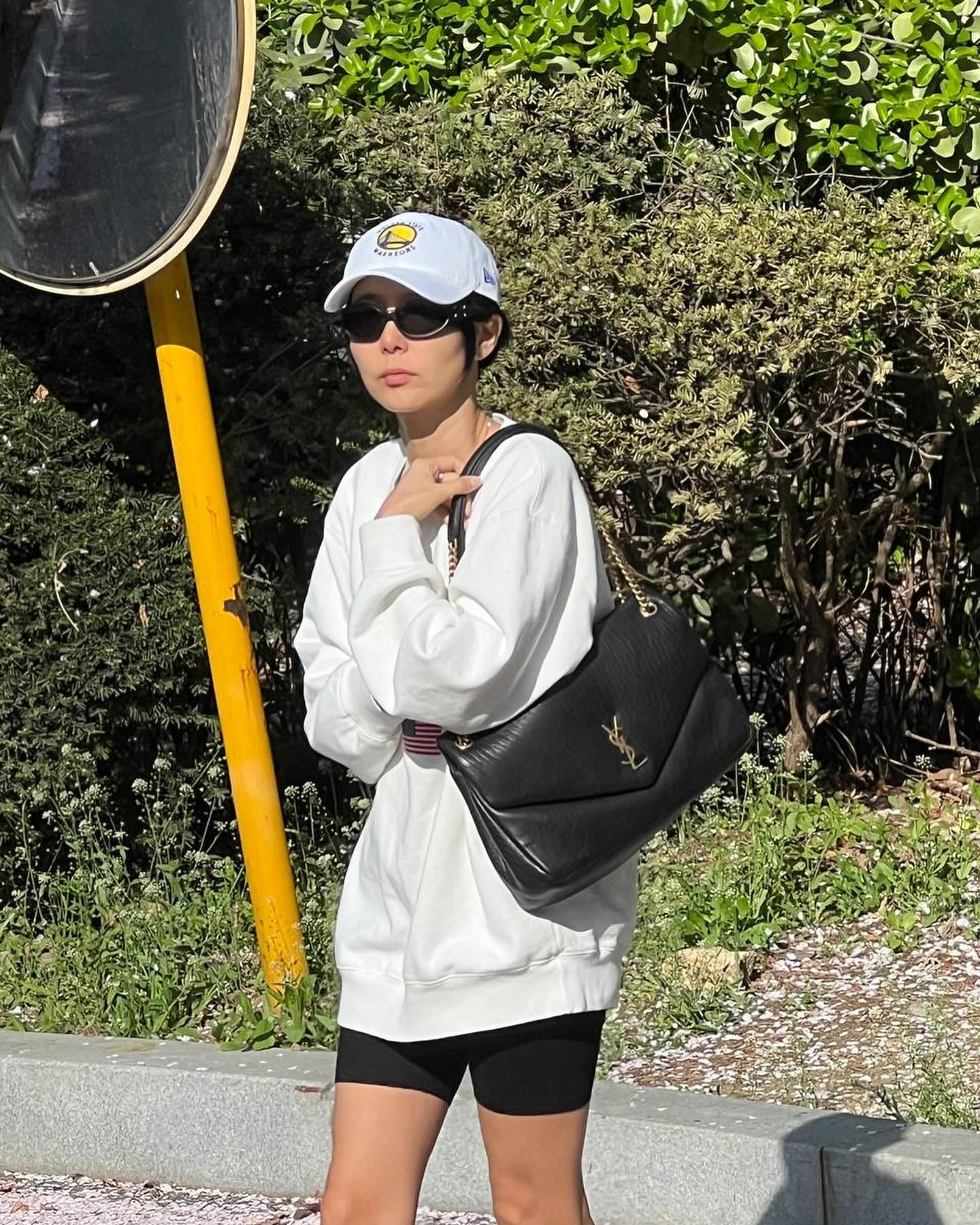 셀럽들은 요즘 빅백 홀릭👜🤎
보부상의 시대가 왔다🙆🏻‍♀️ 셀럽들이 선택한 핫한 빅백 7가지🔍

1. 태연 - 루이 비통 로우 키 호보 MM 꼬냑, 516만 원.

2. 고소영 - 더 로우 빈들 3 가죽 백 다크 브라운, 2,250달러.

3. 에밀리 라타이코프스키 - 미우미우 가죽 토트 백 캐러멜, 280만 원.

4. 김나영 - 생 로랑 그레인 램스킨 칼립소 라지백 블랙, 475만 원.

5. 카리나 - 프라다 엑스트라 라지 프라다 갤러리아 스터드 장식 가죽 백 내추럴, 1,070만 원.

6. 임수향 - 샤넬 클래식 맥시 핸드백, 1,769만 원.

7. 산다라 박 - 크롬 하츠 카프 헤어 숄더 백, 725달러. 이미지4