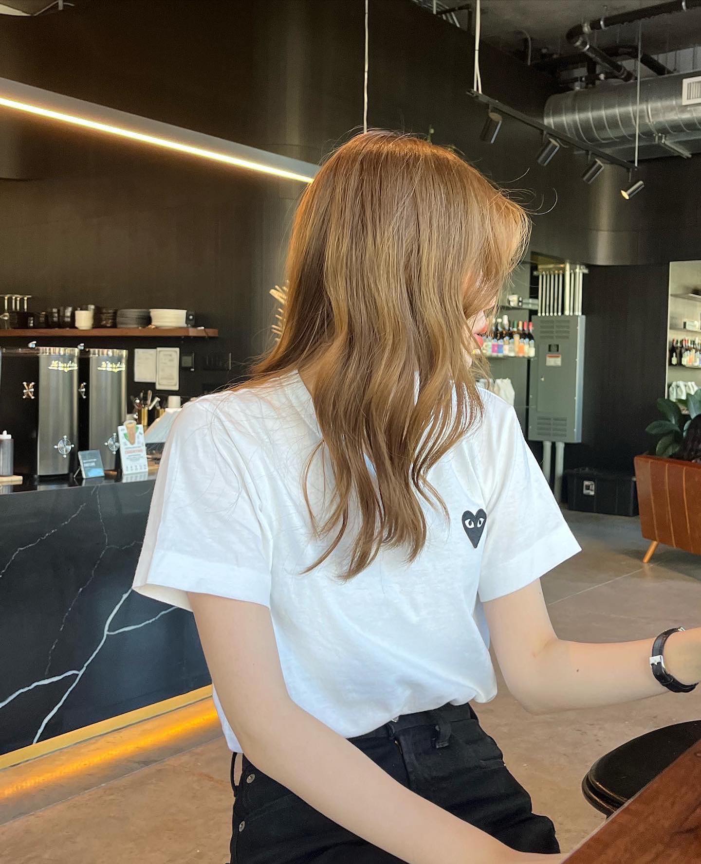 심플한 포인트👀🖤꼼데 반팔티 이미지3