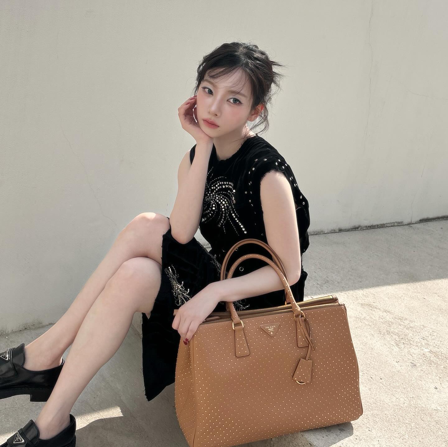 셀럽들은 요즘 빅백 홀릭👜🤎
보부상의 시대가 왔다🙆🏻‍♀️ 셀럽들이 선택한 핫한 빅백 7가지🔍

1. 태연 - 루이 비통 로우 키 호보 MM 꼬냑, 516만 원.

2. 고소영 - 더 로우 빈들 3 가죽 백 다크 브라운, 2,250달러.

3. 에밀리 라타이코프스키 - 미우미우 가죽 토트 백 캐러멜, 280만 원.

4. 김나영 - 생 로랑 그레인 램스킨 칼립소 라지백 블랙, 475만 원.

5. 카리나 - 프라다 엑스트라 라지 프라다 갤러리아 스터드 장식 가죽 백 내추럴, 1,070만 원.

6. 임수향 - 샤넬 클래식 맥시 핸드백, 1,769만 원.

7. 산다라 박 - 크롬 하츠 카프 헤어 숄더 백, 725달러. 이미지5