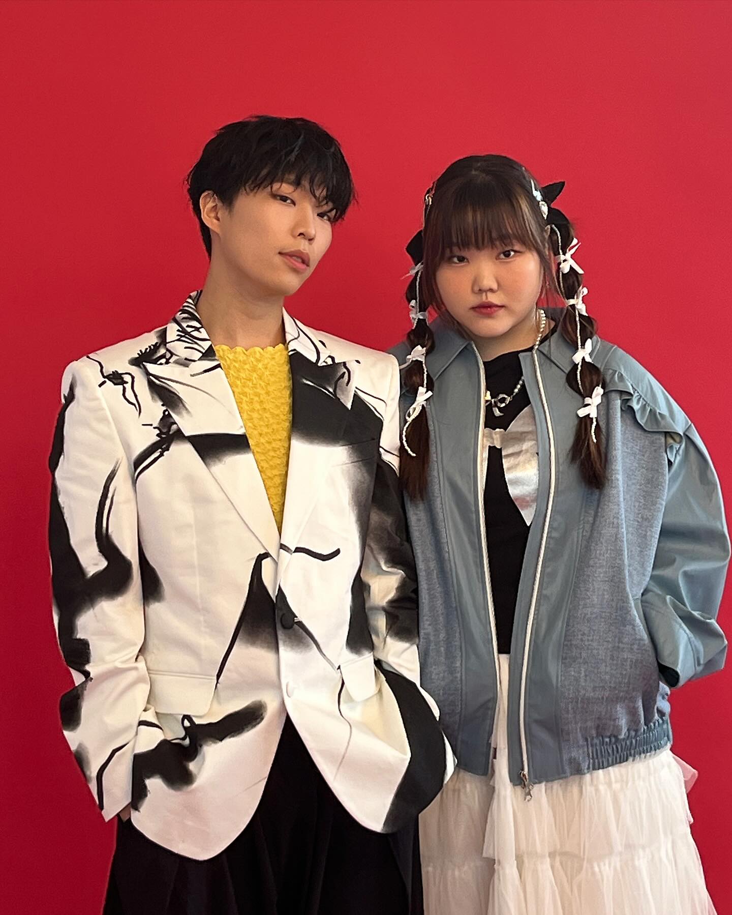 남매 듀오가 전한 따뜻한 소식 👫
AKMU(악뮤)가 데뷔 10주년을 맞아 총 1억 4100만 원을 기부했습니다.👏 소속사 YG엔터테인먼트는 “최근 AKMU가 사단법인 푸른아시아, 세브란스병원, 한국청소년상담복지개발원에 총 1억 4100만 원을 기부했다"고 밝혔는데요. 어린 시절을 보낸 몽골과의 인연, 사회 적응에 어려움을 겪는 청소년들에게 도움이 되고자 하는 이들의 진심을 반영해 기부처를 결정했다고도 했습니다.
한편, AKMU는 오는 6월 15일부터 이틀 동안 서울 송파구 올림픽공원 KSPO돔에서 10주년 콘서트 '10VE'를 개최합니다.🎤 이미지2