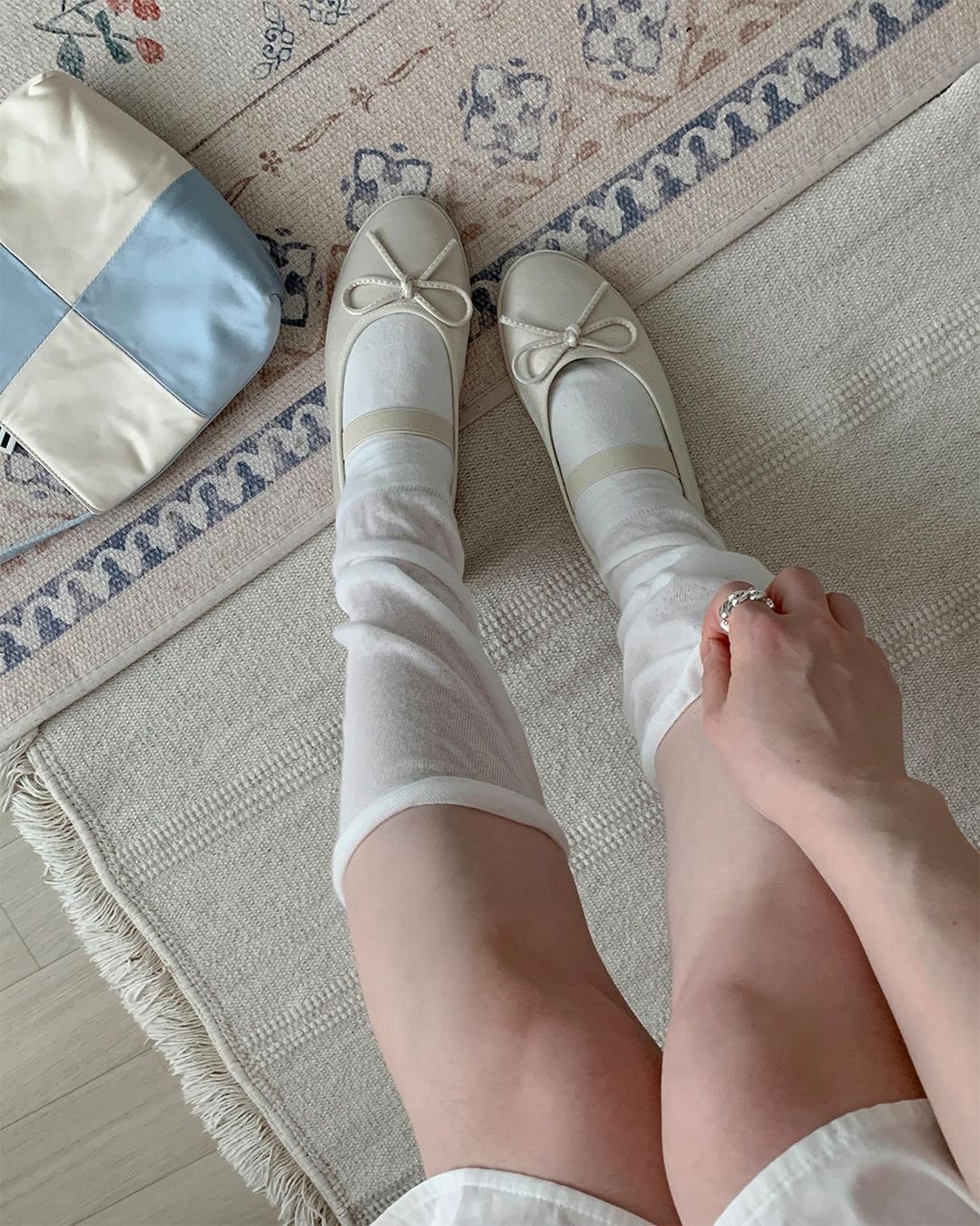 봄에는 메리제인 신어줘야지🌸🖤
요즘 유행 코디에 다 잘 어울리는 메리제인 추천🩰 #광고

1. 레타(LETTA 1), 3만 9천 원
- 러블리&Y2K룩을 극대화 시키고 싶을 때 추천
- 사진: 1 + 2 + 6 + 7 + 10

2. 베가(VEGA 5.5), 6만 9천 원
- 클래식의 대명사, 긱시크룩을 연출하고 싶을 때 추천
- 사진: 3 + 4 + 5 + 8 +  이미지