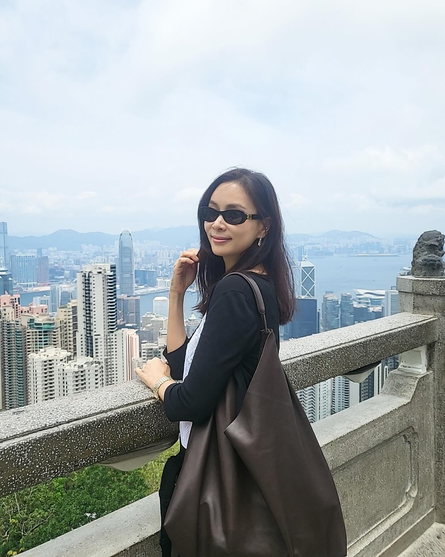 셀럽들은 요즘 빅백 홀릭👜🤎
보부상의 시대가 왔다🙆🏻‍♀️ 셀럽들이 선택한 핫한 빅백 7가지🔍

1. 태연 - 루이 비통 로우 키 호보 MM 꼬냑, 516만 원.

2. 고소영 - 더 로우 빈들 3 가죽 백 다크 브라운, 2,250달러.

3. 에밀리 라타이코프스키 - 미우미우 가죽 토트 백 캐러멜, 280만 원.

4. 김나영 - 생 로랑 그레인 램스킨 칼립소 라지백 블랙, 475만 원.

5. 카리나 - 프라다 엑스트라 라지 프라다 갤러리아 스터드 장식 가죽 백 내추럴, 1,070만 원.

6. 임수향 - 샤넬 클래식 맥시 핸드백, 1,769만 원.

7. 산다라 박 - 크롬 하츠 카프 헤어 숄더 백, 725달러. 이미지2