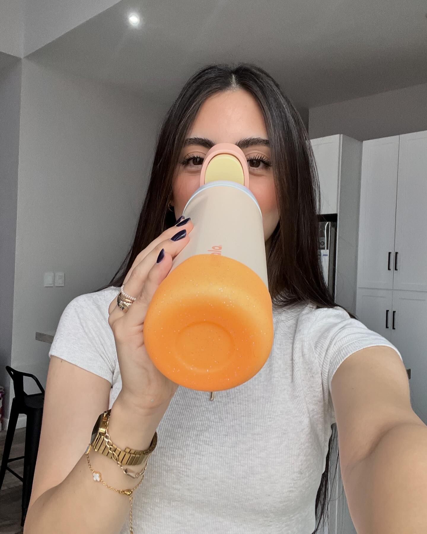 요즘 새롭게 뜨는 텀블러🥤오왈라
귀여운 디자인으로 스탠리 열풍에 이어 인기 얻는 중💫 탐나💛

최근 국내외에서 유명세를 얻고 있는 오왈라는 미국 텀블러 브랜드로 2023년 타임지에서 올해의 발명품으로 선정되며 가장 마시기 쉬운 텀블러로 불리기도 하는데요. 알록달록한 색상과 패턴 디자인은 물론 버튼을 누르면 자동으로 열리는 원터치 방식으로 어린아이들에게도 인기를 얻고 있습니다. 뒤집어도 새지 않는 이중 잠금과 빨대가 들어가 있는 상태에서 완전 밀폐가 가능해 운동이나 일상 속에서도 간편하게 휴대할 수 있다고 합니다.

사진 속 동글동글한 디자인의 오왈라 텀블러를 구경해 보세요. ✔️ 이미지2
