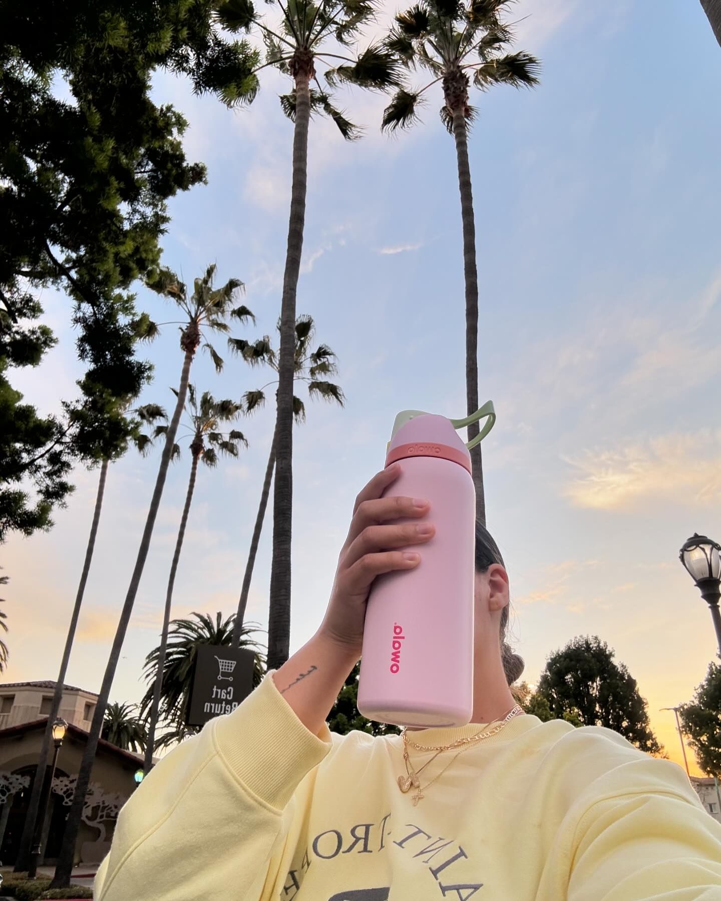 요즘 새롭게 뜨는 텀블러🥤오왈라
귀여운 디자인으로 스탠리 열풍에 이어 인기 얻는 중💫 탐나💛

최근 국내외에서 유명세를 얻고 있는 오왈라는 미국 텀블러 브랜드로 2023년 타임지에서 올해의 발명품으로 선정되며 가장 마시기 쉬운 텀블러로 불리기도 하는데요. 알록달록한 색상과 패턴 디자인은 물론 버튼을 누르면 자동으로 열리는 원터치 방식으로 어린아이들에게도 인기를 얻고 있습니다. 뒤집어도 새지 않는 이중 잠금과 빨대가 들어가 있는 상태에서 완전 밀폐가 가능해 운동이나 일상 속에서도 간편하게 휴대할 수 있다고 합니다.

사진 속 동글동글한 디자인의 오왈라 텀블러를 구경해 보세요. ✔️ 이미지5