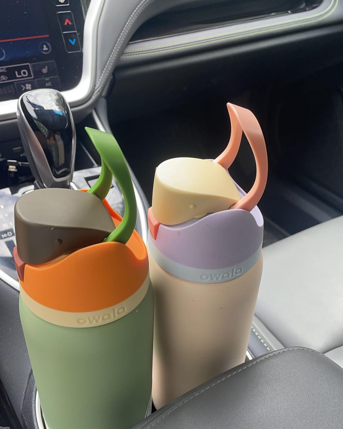 요즘 새롭게 뜨는 텀블러🥤오왈라
귀여운 디자인으로 스탠리 열풍에 이어 인기 얻는 중💫 탐나💛

최근 국내외에서 유명세를 얻고 있는 오왈라는 미국 텀블러 브랜드로 2023년 타임지에서 올해의 발명품으로 선정되며 가장 마시기 쉬운 텀블러로 불리기도 하는데요. 알록달록한 색상과 패턴 디자인은 물론 버튼을 누르면 자동으로 열리는 원터치 방식으로 어린아이들에게도 인기를 얻고 있습니다. 뒤집어도 새지 않는 이중 잠금과 빨대가 들어가 있는 상태에서 완전 밀폐가 가능해 운동이나 일상 속에서도 간편하게 휴대할 수 있다고 합니다.

사진 속 동글동글한 디자인의 오왈라 텀블러를 구경해 보세요. ✔️ 이미지9