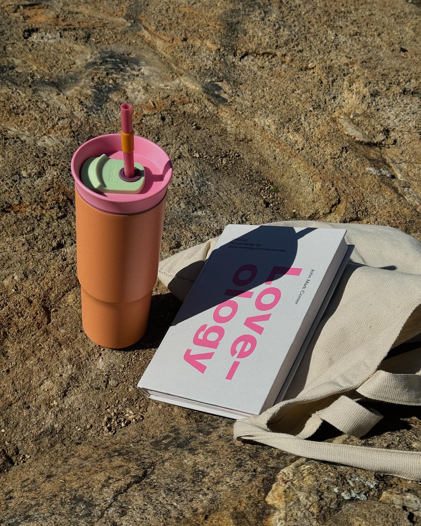 요즘 새롭게 뜨는 텀블러🥤오왈라
귀여운 디자인으로 스탠리 열풍에 이어 인기 얻는 중💫 탐나💛

최근 국내외에서 유명세를 얻고 있는 오왈라는 미국 텀블러 브랜드로 2023년 타임지에서 올해의 발명품으로 선정되며 가장 마시기 쉬운 텀블러로 불리기도 하는데요. 알록달록한 색상과 패턴 디자인은 물론 버튼을 누르면 자동으로 열리는 원터치 방식으로 어린아이들에게도 인기를 얻고 있습니다. 뒤집어도 새지 않는 이중 잠금과 빨대가 들어가 있는 상태에서 완전 밀폐가 가능해 운동이나 일상 속에서도 간편하게 휴대할 수 있다고 합니다.

사진 속 동글동글한 디자인의 오왈라 텀블러를 구경해 보세요. ✔️ 이미지7