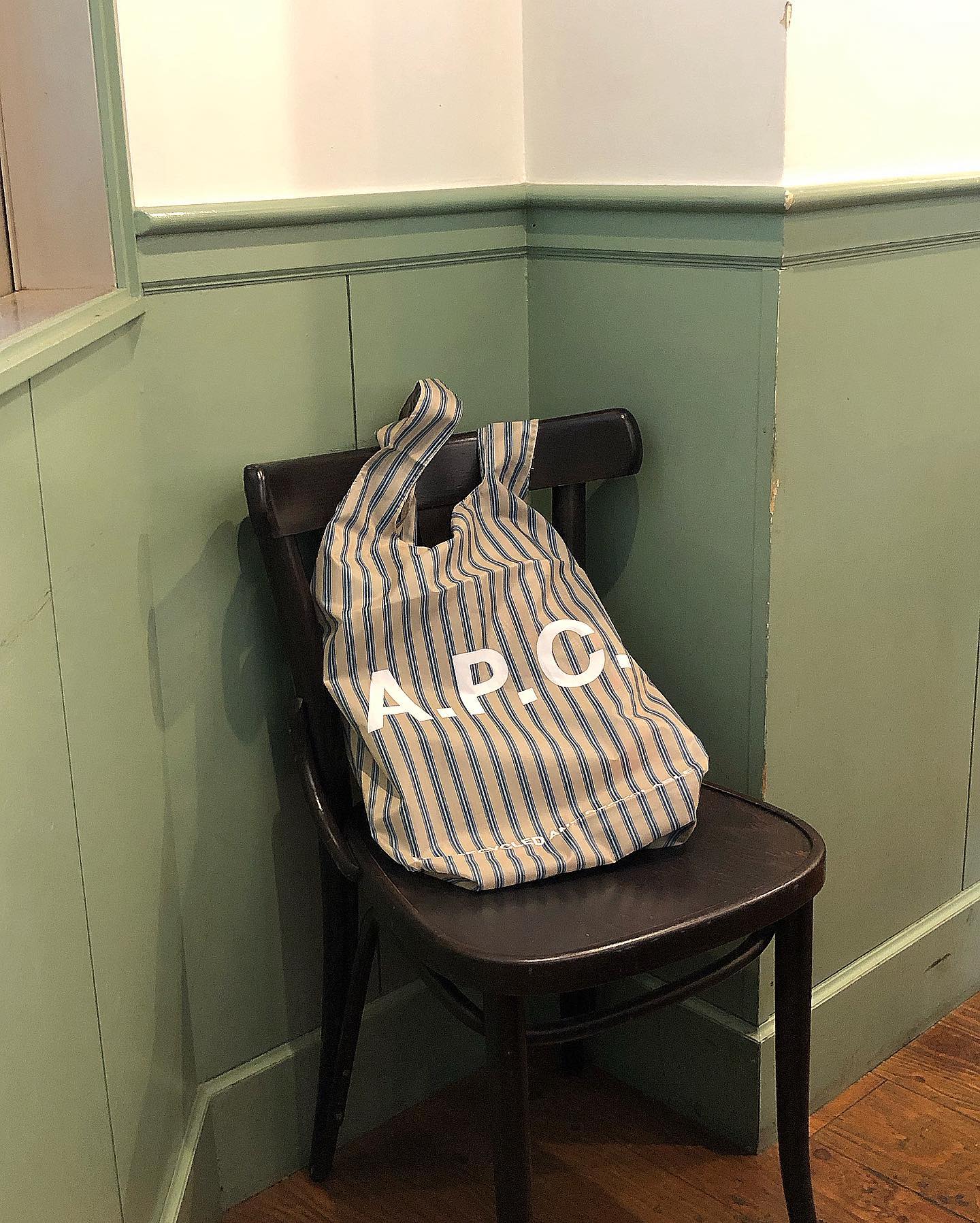 휘뚤마뚤 아페쎄 에코백 추천🛍️🩵
리사이클링 백부터 데님 백까지🙌내 스타일은@몇 번?📝

1. 아페쎄 리사이클링백

2. 아페쎄 로르 토트백

3. 아페쎄 다디앤 체크 토트백

4. 아페쎄 로르 데님 토트백

5. 아페쎄 루 토트백 이미지