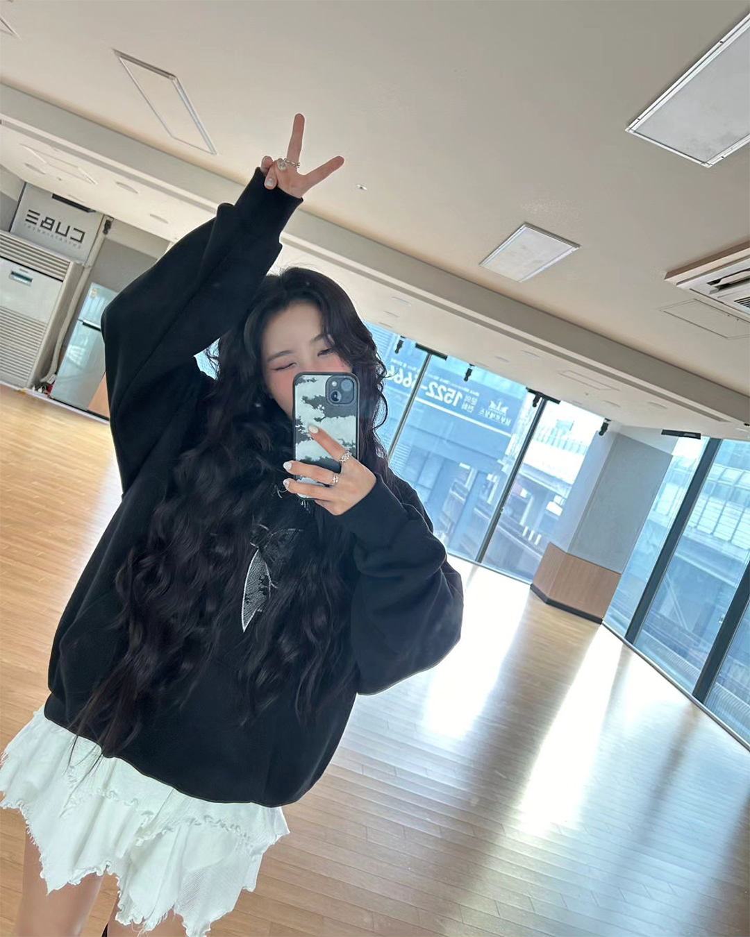 이번 주말 꼭 챙겨야 할 필수템✔️
화이트 스커트🤍 러블리 무드부터 캐주얼 스타일링까지 참고🫶🏻 이미지