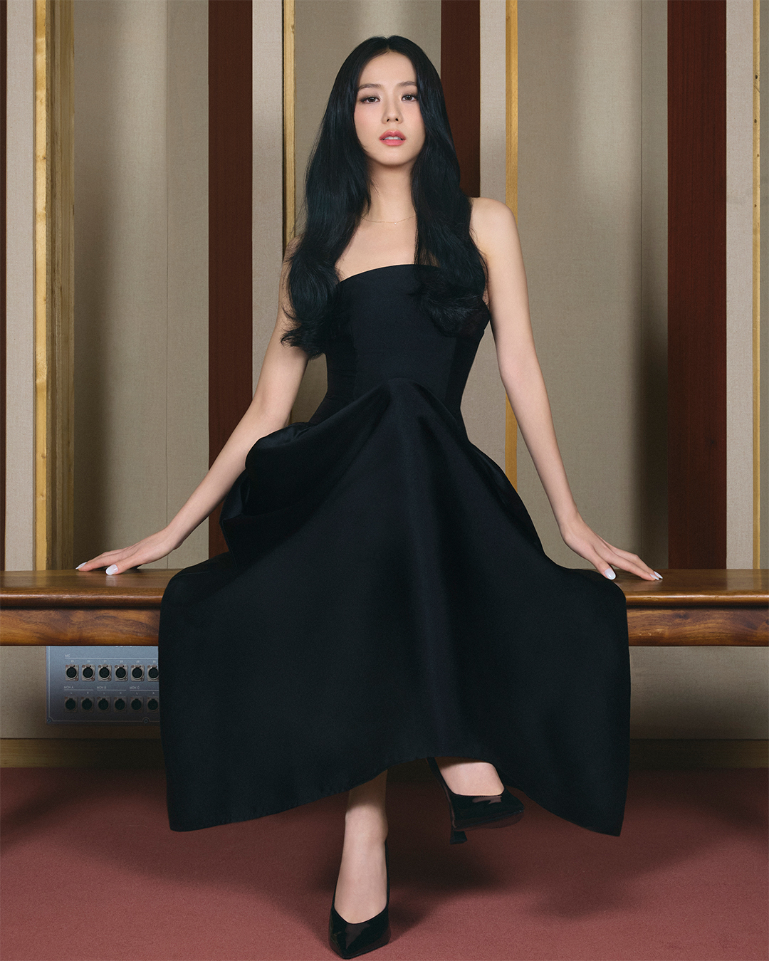 셀프 포트레이트 X 지수🖤2번째
협업📷 성수 포토박스에서 직접 만나볼까 #광고
런던 기반의 패션 하우스 셀프 포트레이트에서 세계적인 뮤지션 지수와 함께하는 프리-폴(Pre-Fall) 캠페인을 공개했습니다. 지수와 함께한 이번 프리-폴 컬렉션은 서울에 위치한 지수의 녹음실에서 촬영되었으며, 지수는 직접 선택한 컬렉션을 착용하고 자신의 작업실에서 자유로운 모습부터 차분하고 평온한 모습까지 다양한 매력을 뽐냈는데요. 이번 캠페인 속 지수는 팝 스타의 하루를 기록하며 태피터 미니 드레스, 데님, 그리고 셀프 포트레이트의 상징인 기퓌르 레이스를 비롯하여 니트 투피스, 레드와 블랙 태피터로 제작된 우아한 이브닝 드레스를 완벽하게 소화했습니다.
한편 셀프 포트레이트는 지수와 함께한 새로운 캠페인을 기념하기 위해 성수동 베이직 스튜디오에 거대한 포토박스를 설치합니다. 4월 26일부터 3일간 오픈 되는 포토박스는 건물 외관에 설치된 거대한 캠페인 비주얼 뿐만 아니라 건물 내부에서도 프리-폴 컬렉션을 착용한 지수의 비주얼을 경험할 수 있으며 운영 기간 내에 누구나 자유롭게 방문하여 기념 촬영을 즐길 수 있습니다. ? 이미지3