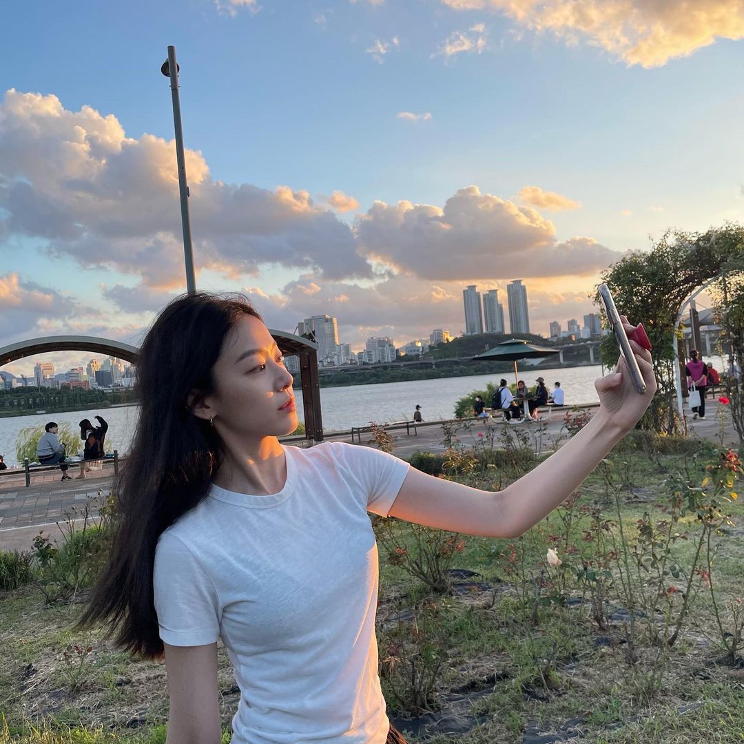 흰색 반팔티로 내추럴 무드해🤍✔️ 이미지