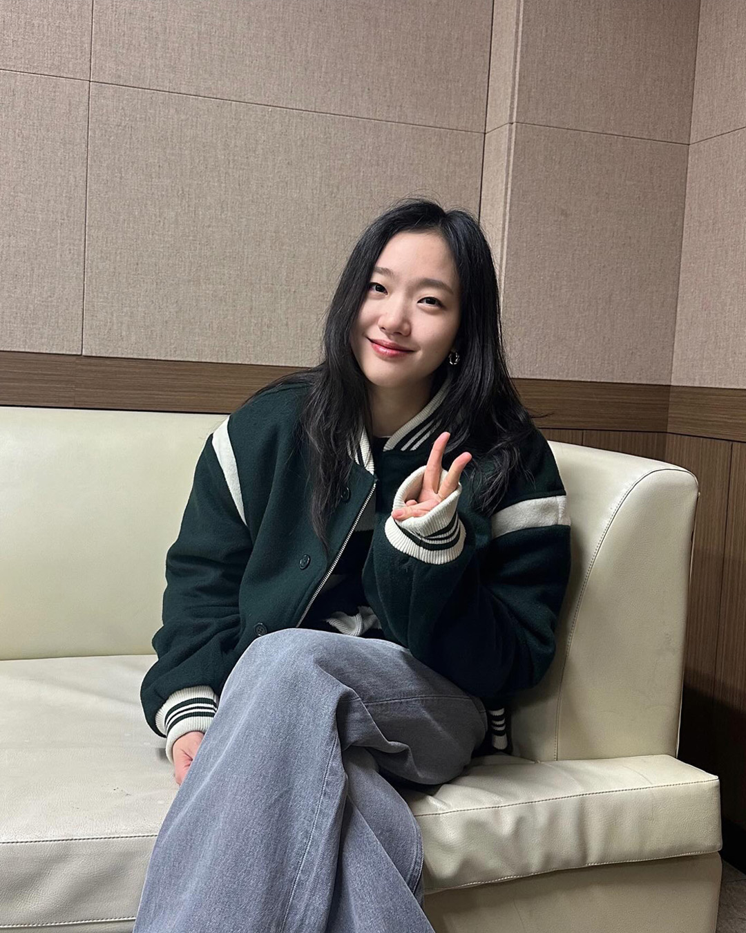 데뷔 12주년을 맞은 김고은🎉🥳

최근 천만 관객을 돌파한 영화 <파묘>의 주연, 김고은이 데뷔 12주년을 맞이했습니다. 김고은은 2012년 4월 <은교>로 데뷔해 대종상과 청룡영화상에서 신인여우상을 수상하는 등 한 해에 모든 여자배우 신인상을 수상했는데요.🏆최근 1,166만 관객을 돌파한 <파묘>에서는 젊은 무속인 '화림'을 연기하며 뛰어난 연기력으로 호평을 받았습니다. 

한편 김고은은 최근 백상예술대상 최우수 연기상(여)부문에 노미네이트 되어, 오는 5월 7일 수상에 성공할지 귀추가 주목되고 있습니다.🎬 이미지