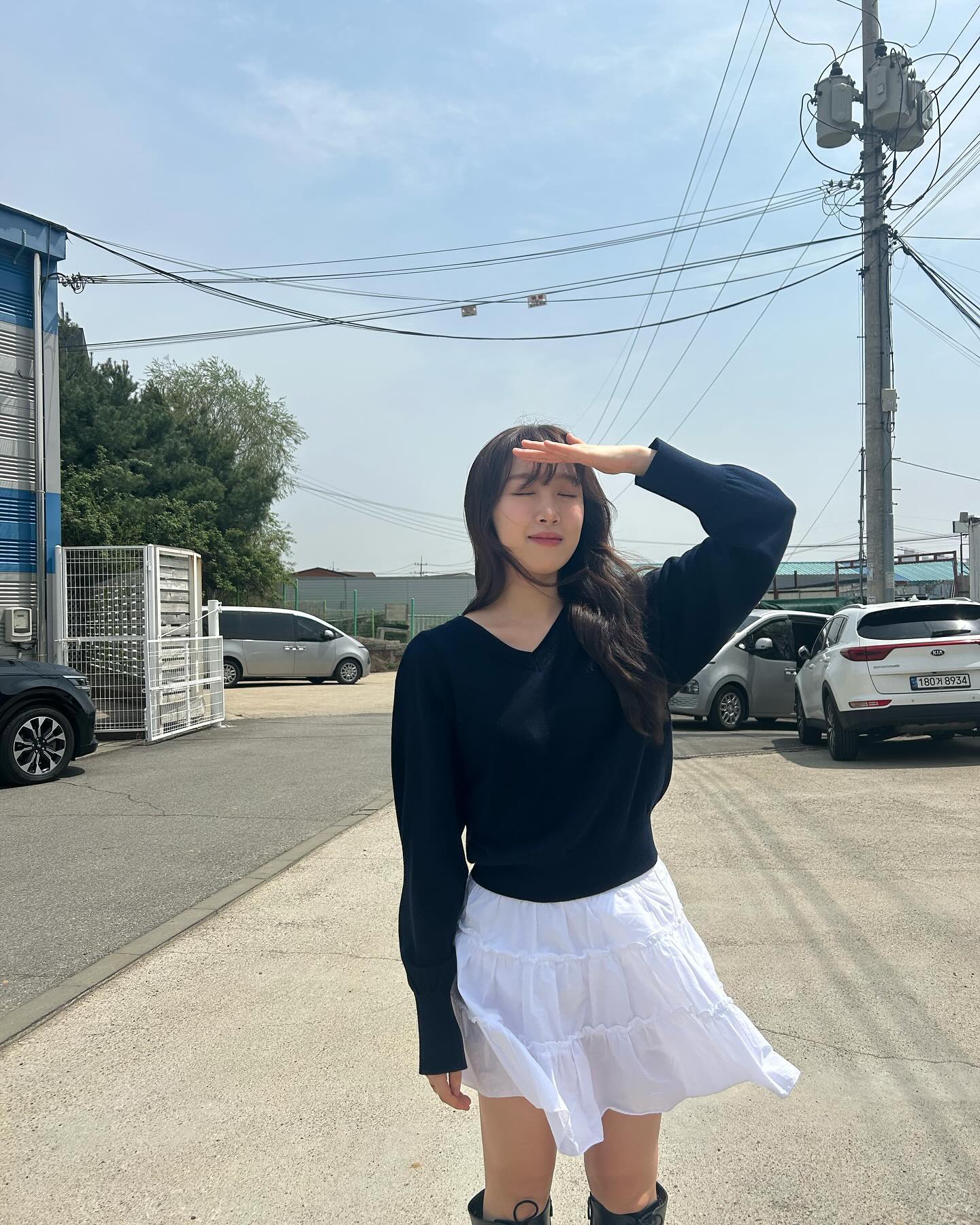 이번 주말 꼭 챙겨야 할 필수템✔️
화이트 스커트🤍 러블리 무드부터 캐주얼 스타일링까지 참고🫶🏻 이미지