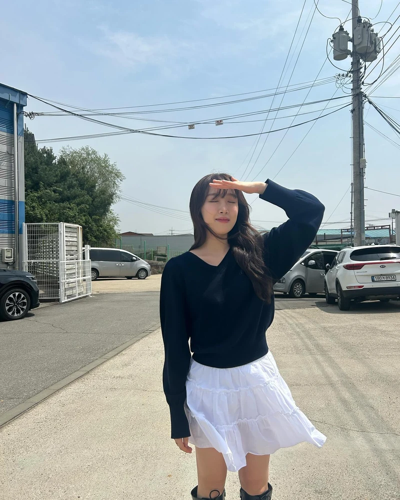 이번 주말 꼭 챙겨야 할 필수템✔️
화이트 스커트🤍 러블리 무드부터 캐주얼 스타일링까지 참고🫶🏻 이미지1