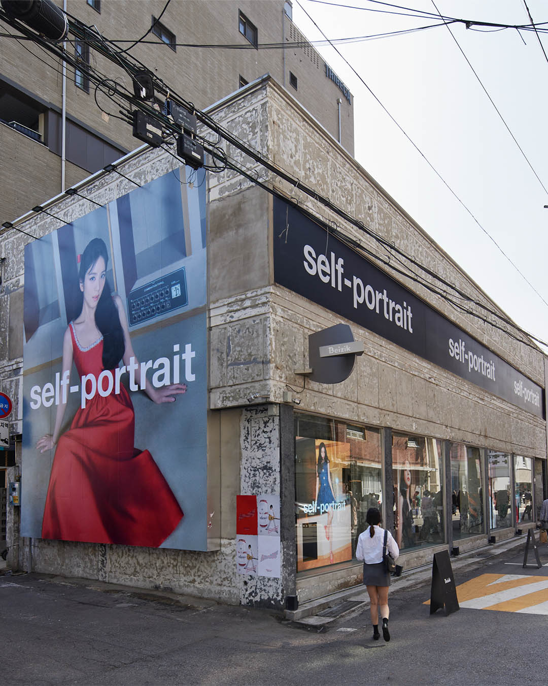 셀프 포트레이트 X 지수🖤2번째
협업📷 성수 포토박스에서 직접 만나볼까 #광고
런던 기반의 패션 하우스 셀프 포트레이트에서 세계적인 뮤지션 지수와 함께하는 프리-폴(Pre-Fall) 캠페인을 공개했습니다. 지수와 함께한 이번 프리-폴 컬렉션은 서울에 위치한 지수의 녹음실에서 촬영되었으며, 지수는 직접 선택한 컬렉션을 착용하고 자신의 작업실에서 자유로운 모습부터 차분하고 평온한 모습까지 다양한 매력을 뽐냈는데요. 이번 캠페인 속 지수는 팝 스타의 하루를 기록하며 태피터 미니 드레스, 데님, 그리고 셀프 포트레이트의 상징인 기퓌르 레이스를 비롯하여 니트 투피스, 레드와 블랙 태피터로 제작된 우아한 이브닝 드레스를 완벽하게 소화했습니다.
한편 셀프 포트레이트는 지수와 함께한 새로운 캠페인을 기념하기 위해 성수동 베이직 스튜디오에 거대한 포토박스를 설치합니다. 4월 26일부터 3일간 오픈 되는 포토박스는 건물 외관에 설치된 거대한 캠페인 비주얼 뿐만 아니라 건물 내부에서도 프리-폴 컬렉션을 착용한 지수의 비주얼을 경험할 수 있으며 운영 기간 내에 누구나 자유롭게 방문하여 기념 촬영을 즐길 수 있습니다. ? 이미지5