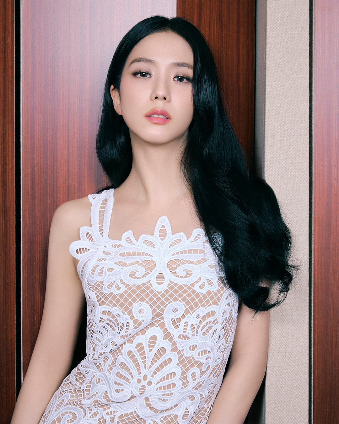 셀프 포트레이트 X 지수🖤2번째
협업📷 성수 포토박스에서 직접 만나볼까 #광고
런던 기반의 패션 하우스 셀프 포트레이트에서 세계적인 뮤지션 지수와 함께하는 프리-폴(Pre-Fall) 캠페인을 공개했습니다. 지수와 함께한 이번 프리-폴 컬렉션은 서울에 위치한 지수의 녹음실에서 촬영되었으며, 지수는 직접 선택한 컬렉션을 착용하고 자신의 작업실에서 자유로운 모습부터 차분하고 평온한 모습까지 다양한 매력을 뽐냈는데요. 이번 캠페인 속 지수는 팝 스타의 하루를 기록하며 태피터 미니 드레스, 데님, 그리고 셀프 포트레이트의 상징인 기퓌르 레이스를 비롯하여 니트 투피스, 레드와 블랙 태피터로 제작된 우아한 이브닝 드레스를 완벽하게 소화했습니다.
한편 셀프 포트레이트는 지수와 함께한 새로운 캠페인을 기념하기 위해 성수동 베이직 스튜디오에 거대한 포토박스를 설치합니다. 4월 26일부터 3일간 오픈 되는 포토박스는 건물 외관에 설치된 거대한 캠페인 비주얼 뿐만 아니라 건물 내부에서도 프리-폴 컬렉션을 착용한 지수의 비주얼을 경험할 수 있으며 운영 기간 내에 누구나 자유롭게 방문하여 기념 촬영을 즐길 수 있습니다. ? 이미지2