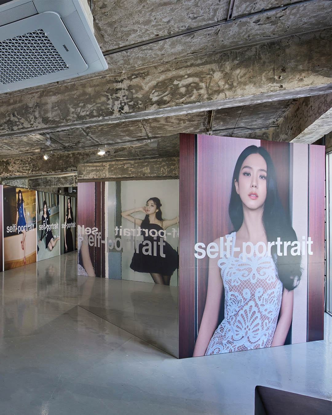 셀프 포트레이트 X 지수🖤2번째
협업📷 성수 포토박스에서 직접 만나볼까 #광고
런던 기반의 패션 하우스 셀프 포트레이트에서 세계적인 뮤지션 지수와 함께하는 프리-폴(Pre-Fall) 캠페인을 공개했습니다. 지수와 함께한 이번 프리-폴 컬렉션은 서울에 위치한 지수의 녹음실에서 촬영되었으며, 지수는 직접 선택한 컬렉션을 착용하고 자신의 작업실에서 자유로운 모습부터 차분하고 평온한 모습까지 다양한 매력을 뽐냈는데요. 이번 캠페인 속 지수는 팝 스타의 하루를 기록하며 태피터 미니 드레스, 데님, 그리고 셀프 포트레이트의 상징인 기퓌르 레이스를 비롯하여 니트 투피스, 레드와 블랙 태피터로 제작된 우아한 이브닝 드레스를 완벽하게 소화했습니다.
한편 셀프 포트레이트는 지수와 함께한 새로운 캠페인을 기념하기 위해 성수동 베이직 스튜디오에 거대한 포토박스를 설치합니다. 4월 26일부터 3일간 오픈 되는 포토박스는 건물 외관에 설치된 거대한 캠페인 비주얼 뿐만 아니라 건물 내부에서도 프리-폴 컬렉션을 착용한 지수의 비주얼을 경험할 수 있으며 운영 기간 내에 누구나 자유롭게 방문하여 기념 촬영을 즐길 수 있습니다. ? 이미지7
