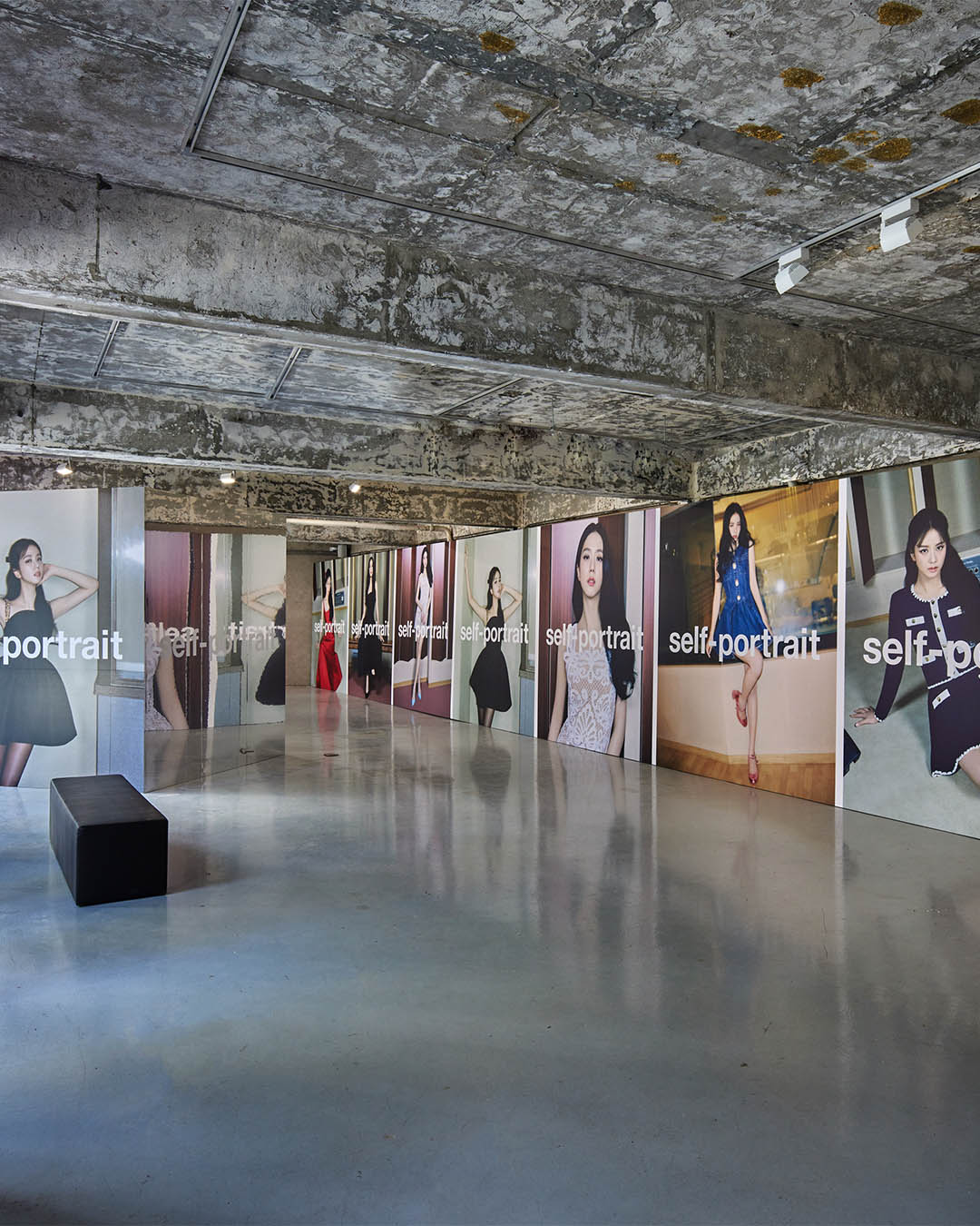 셀프 포트레이트 X 지수🖤2번째
협업📷 성수 포토박스에서 직접 만나볼까 #광고
런던 기반의 패션 하우스 셀프 포트레이트에서 세계적인 뮤지션 지수와 함께하는 프리-폴(Pre-Fall) 캠페인을 공개했습니다. 지수와 함께한 이번 프리-폴 컬렉션은 서울에 위치한 지수의 녹음실에서 촬영되었으며, 지수는 직접 선택한 컬렉션을 착용하고 자신의 작업실에서 자유로운 모습부터 차분하고 평온한 모습까지 다양한 매력을 뽐냈는데요. 이번 캠페인 속 지수는 팝 스타의 하루를 기록하며 태피터 미니 드레스, 데님, 그리고 셀프 포트레이트의 상징인 기퓌르 레이스를 비롯하여 니트 투피스, 레드와 블랙 태피터로 제작된 우아한 이브닝 드레스를 완벽하게 소화했습니다.
한편 셀프 포트레이트는 지수와 함께한 새로운 캠페인을 기념하기 위해 성수동 베이직 스튜디오에 거대한 포토박스를 설치합니다. 4월 26일부터 3일간 오픈 되는 포토박스는 건물 외관에 설치된 거대한 캠페인 비주얼 뿐만 아니라 건물 내부에서도 프리-폴 컬렉션을 착용한 지수의 비주얼을 경험할 수 있으며 운영 기간 내에 누구나 자유롭게 방문하여 기념 촬영을 즐길 수 있습니다. ? 이미지8