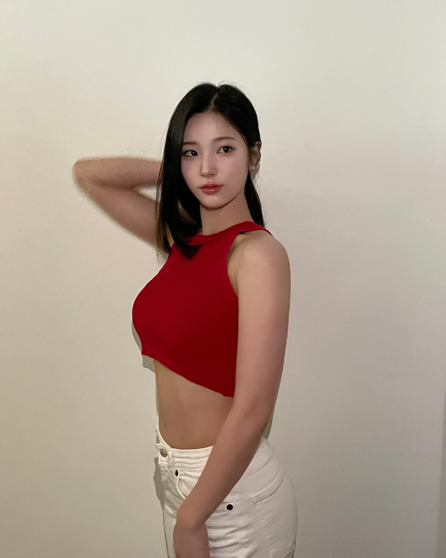 저 연예계 은퇴합니다 💍

걸그룹 앨리스 소희(김소희)가 결혼과 동시에 연예계를 은퇴합니다. 26일 YTN 보도에 따르면, 소희는 약 1년간 교제한 15살 연상의 사업가 남자친구와 결혼합니다. 조만간 혼인신고를 할 예정이며, 올해 가족과 지인들을 모시고 스몰웨딩으로 결혼식을 올릴 것으로 알려졌습니다.

1999년생인 소희는 지난 2016년 방송된 SBS 오디션 프로그램 ‘K팝스타 시즌6-더 라스트 찬스’를 통해 얼굴을 알렸습니다. 이후 그룹 앨리스로 가요계에 데뷔했으며, 지난해에는 티빙 '방과 후 전쟁활동' 이순이 역을 맡기도 했습니다. 이미지2