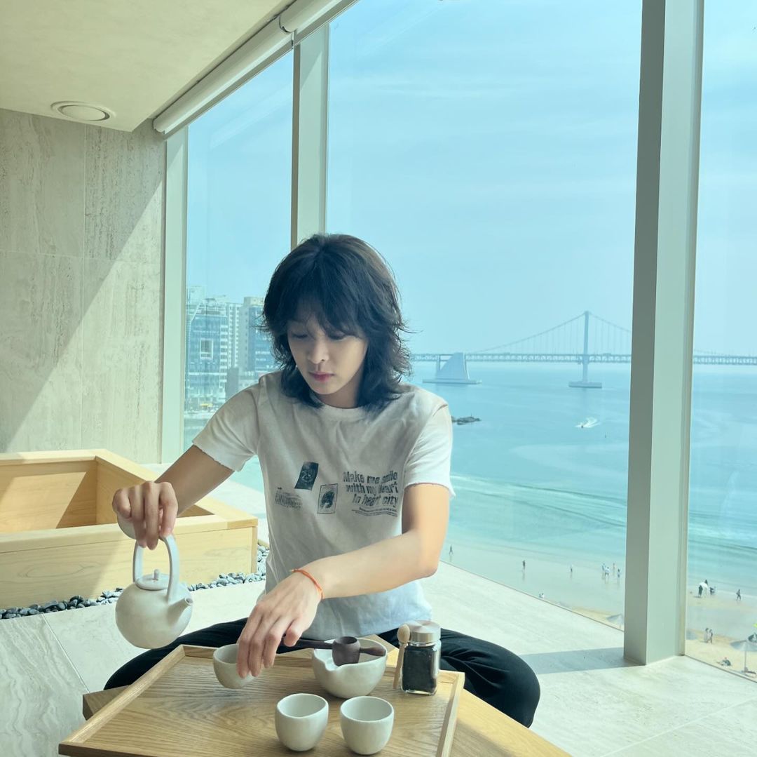 흰색 반팔티로 내추럴 무드해🤍✔️ 이미지
