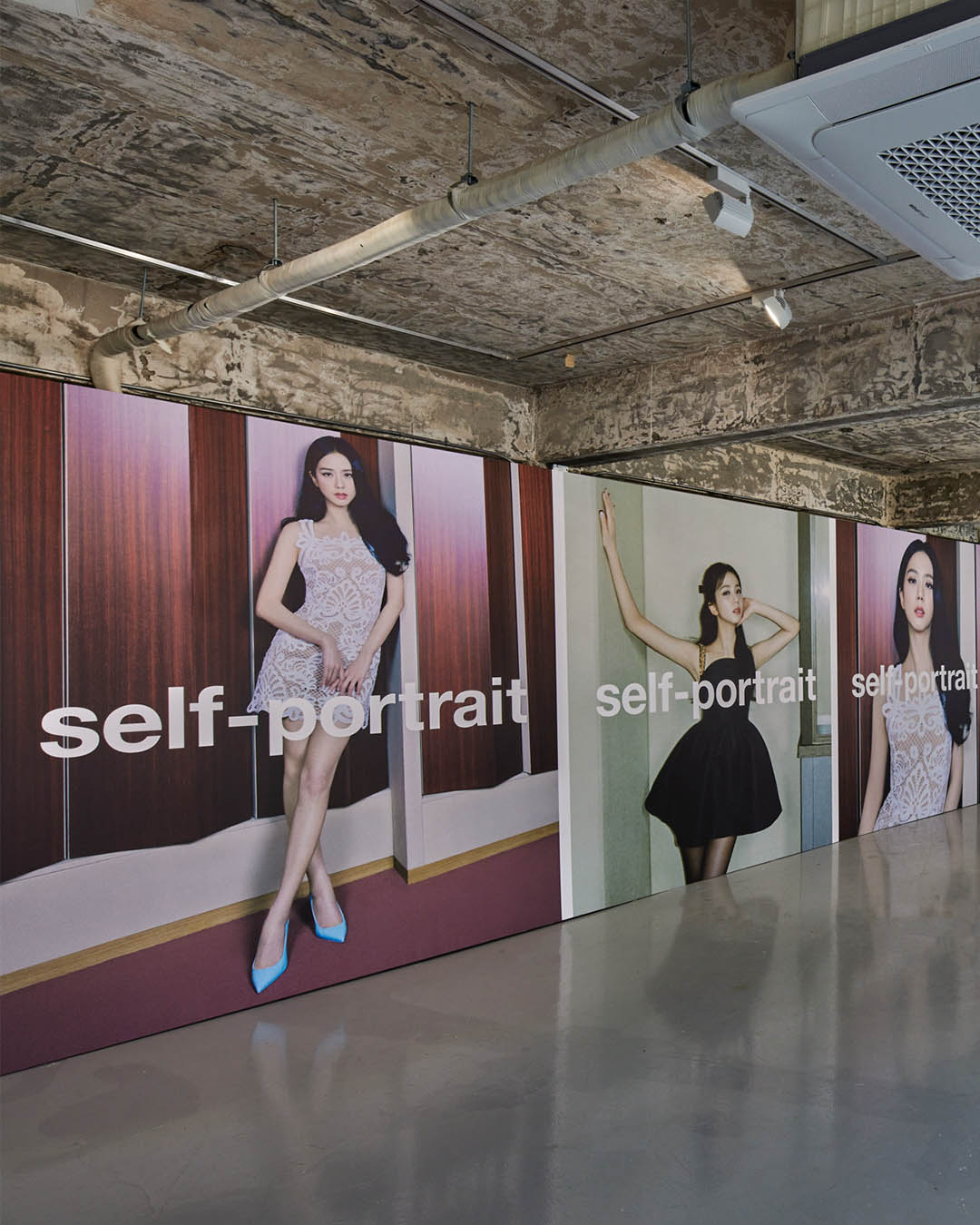 셀프 포트레이트 X 지수🖤2번째
협업📷 성수 포토박스에서 직접 만나볼까 #광고
런던 기반의 패션 하우스 셀프 포트레이트에서 세계적인 뮤지션 지수와 함께하는 프리-폴(Pre-Fall) 캠페인을 공개했습니다. 지수와 함께한 이번 프리-폴 컬렉션은 서울에 위치한 지수의 녹음실에서 촬영되었으며, 지수는 직접 선택한 컬렉션을 착용하고 자신의 작업실에서 자유로운 모습부터 차분하고 평온한 모습까지 다양한 매력을 뽐냈는데요. 이번 캠페인 속 지수는 팝 스타의 하루를 기록하며 태피터 미니 드레스, 데님, 그리고 셀프 포트레이트의 상징인 기퓌르 레이스를 비롯하여 니트 투피스, 레드와 블랙 태피터로 제작된 우아한 이브닝 드레스를 완벽하게 소화했습니다.
한편 셀프 포트레이트는 지수와 함께한 새로운 캠페인을 기념하기 위해 성수동 베이직 스튜디오에 거대한 포토박스를 설치합니다. 4월 26일부터 3일간 오픈 되는 포토박스는 건물 외관에 설치된 거대한 캠페인 비주얼 뿐만 아니라 건물 내부에서도 프리-폴 컬렉션을 착용한 지수의 비주얼을 경험할 수 있으며 운영 기간 내에 누구나 자유롭게 방문하여 기념 촬영을 즐길 수 있습니다. ? 이미지6
