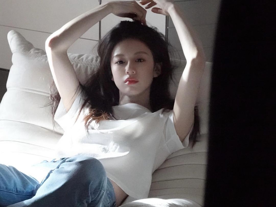 흰색 반팔티로 내추럴 무드해🤍✔️ 이미지