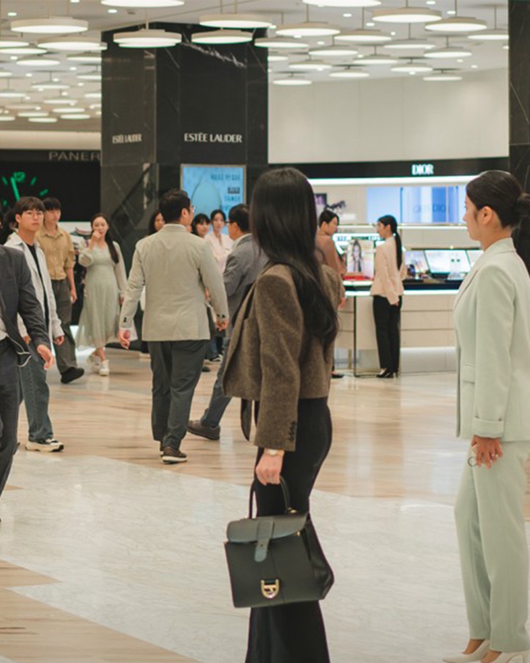 홍해인의 애착가방👜델보 브리앙
깔끔하고 고급진 디자인의 MM 사이즈🏷️가격은 천 만원 대🫢 이미지2