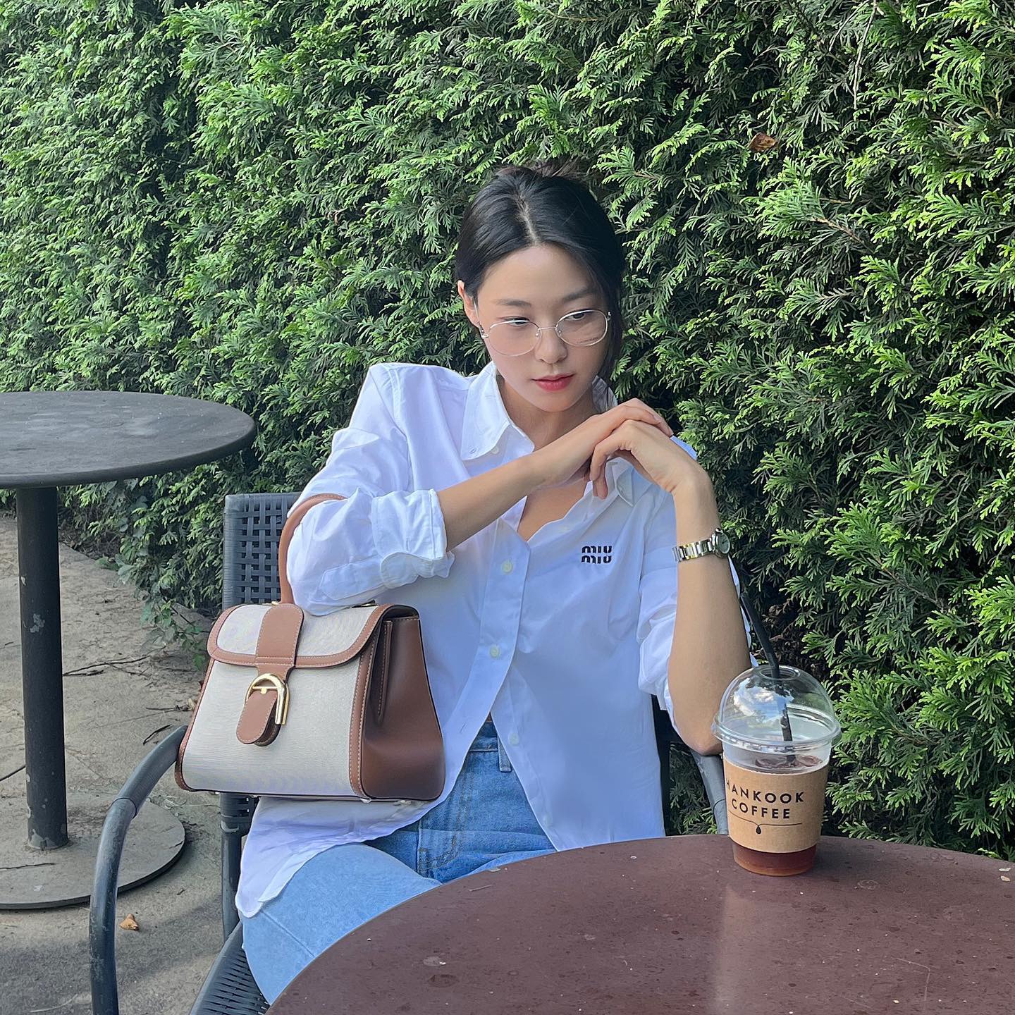 홍해인의 애착가방👜델보 브리앙
깔끔하고 고급진 디자인의 MM 사이즈🏷️가격은 천 만원 대🫢 이미지3