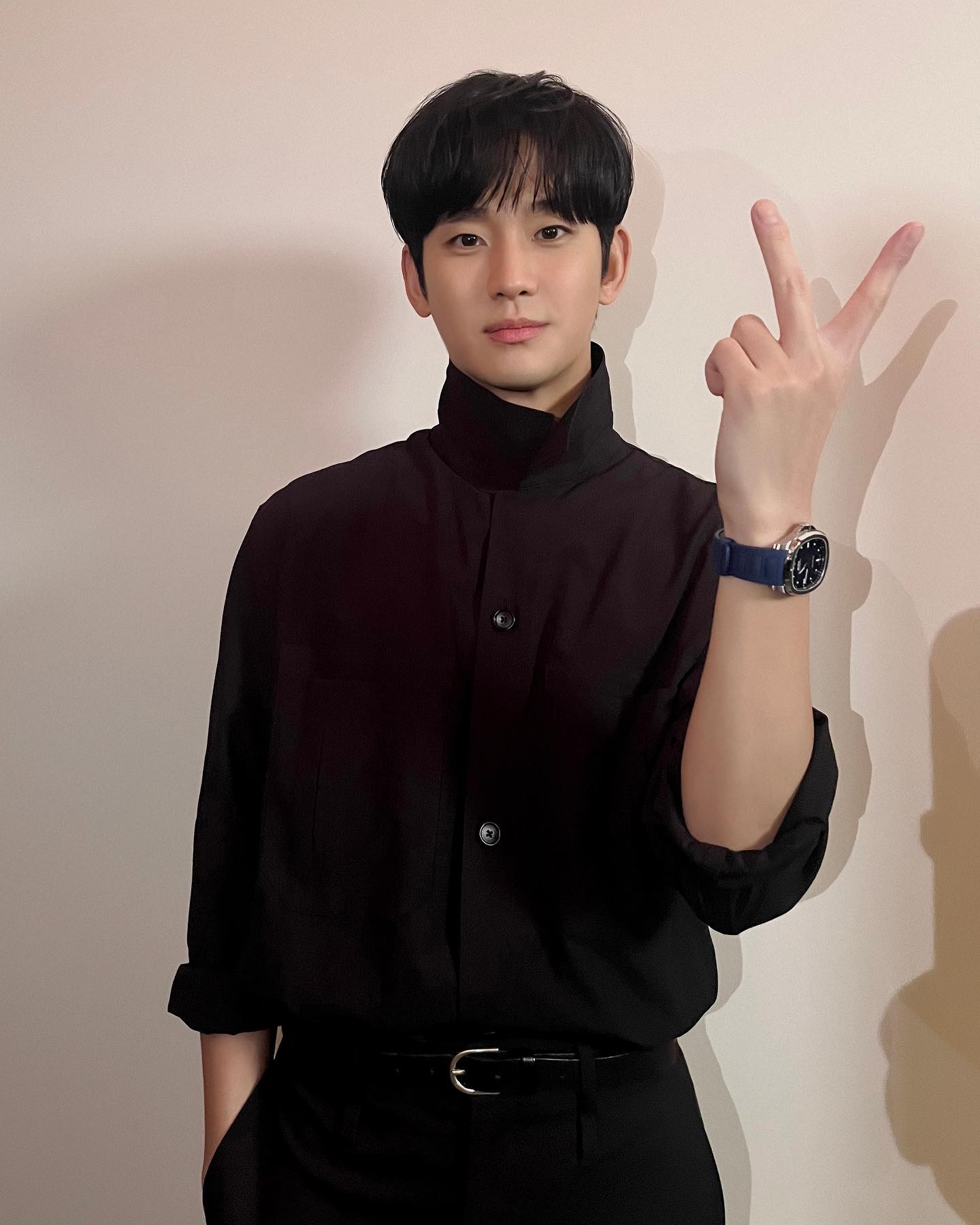 백현우가 불러주는 청혼🤵‍♂️❤️

배우 김수현(극 중 백현우)이 tvN 주말극 ‘눈물의 여왕’ OST의 마지막을 장식했습니다. 오늘(29일) 정오에 김수현이 직접 부른 ‘눈물의 여왕’의 OST Part.12 ‘청혼’이 발매됐는데요. 이는 김수현이 ‘별에서 온 그대’ 이후 약 10년 만에 OST 가창에 참여한 곡입니다. 

각 음원사이트에서 눈물의 여왕 청혼을 김수현의 목소리로 감상해 보세요.🎶 이미지6