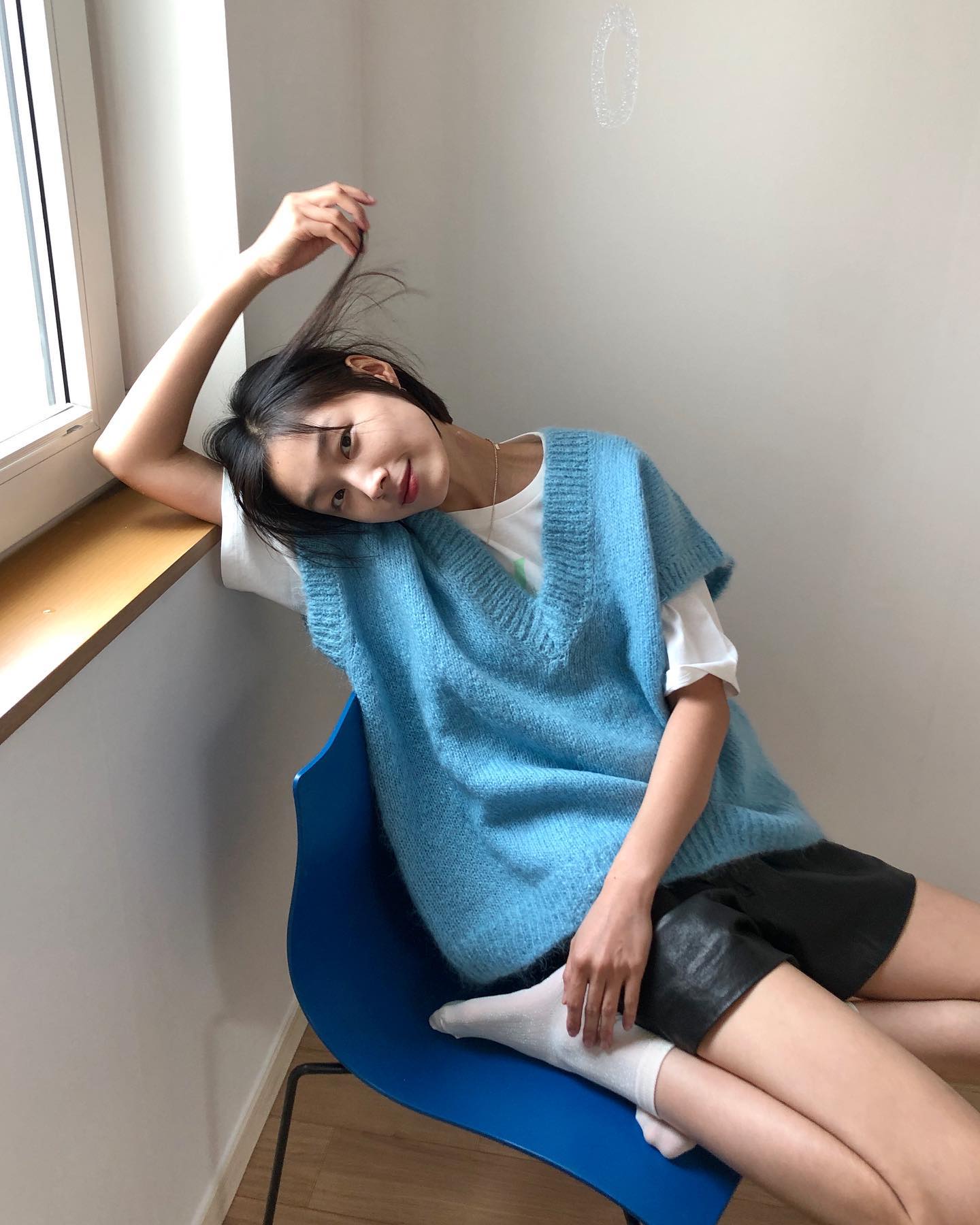이번 주는 니트 조끼 활용해봐요🩵
니트 조끼 활용 꿀팁 4가지🤍 단독 또는 같이 입는 재미@이렇게✔️

1. 반팔 티셔츠 조합 스타일링

2. 니트 조끼 단독 스타일링

3. 긴팔 티셔츠 조합 스타일링

4. 셔츠 조합 스타일링 이미지