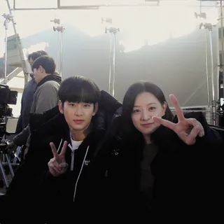 24.8% 찍고, tvN 1위 📈
두 달 동안 시청자들을 울고 웃게 했던 ‘눈물의 여왕’. 그 마지막회(16회)가 시청률 24.8%로 tvN 드라마 역대 1위를 등극하며 막을 내렸는데요. 이는 2020년에 방송된 ‘사랑의 불시착’의 마지막회 시청률 21.68%를 경신한 것입니다.
한편 오는 5월 4~5일에는 ‘눈물의 여왕’ 스페셜 회차가 방송될 예정이며, 5월 11일부터는 정려원과 위하준 주연의 ‘졸업’이 방영됩니다. 이미지