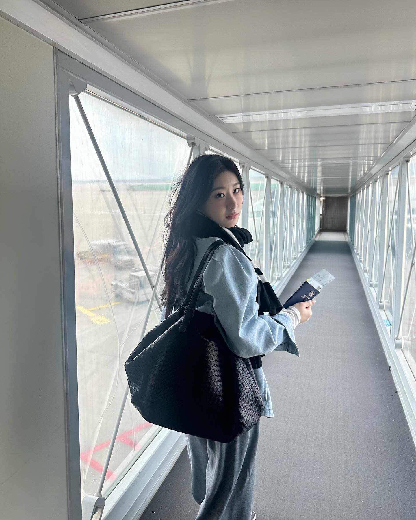 채령이 여행갈 때 꼭 드는 가방👜
보테가 베네타 인트레치아토 체스타 라지 백🖤 여행에 딱 좋아👍 이미지