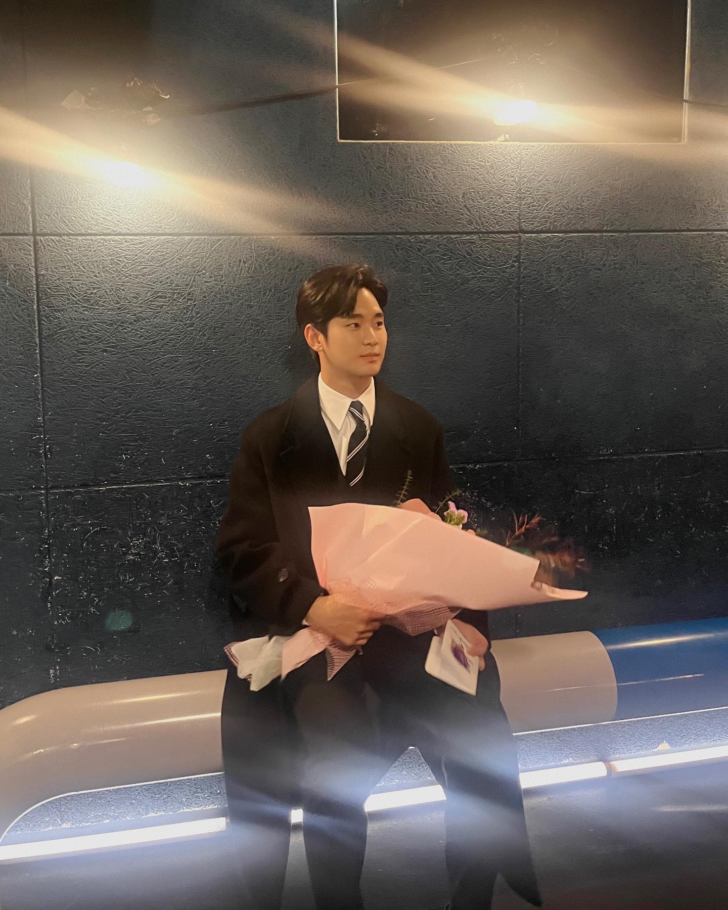 백현우가 불러주는 청혼🤵‍♂️❤️

배우 김수현(극 중 백현우)이 tvN 주말극 ‘눈물의 여왕’ OST의 마지막을 장식했습니다. 오늘(29일) 정오에 김수현이 직접 부른 ‘눈물의 여왕’의 OST Part.12 ‘청혼’이 발매됐는데요. 이는 김수현이 ‘별에서 온 그대’ 이후 약 10년 만에 OST 가창에 참여한 곡입니다. 

각 음원사이트에서 눈물의 여왕 청혼을 김수현의 목소리로 감상해 보세요.🎶 이미지7