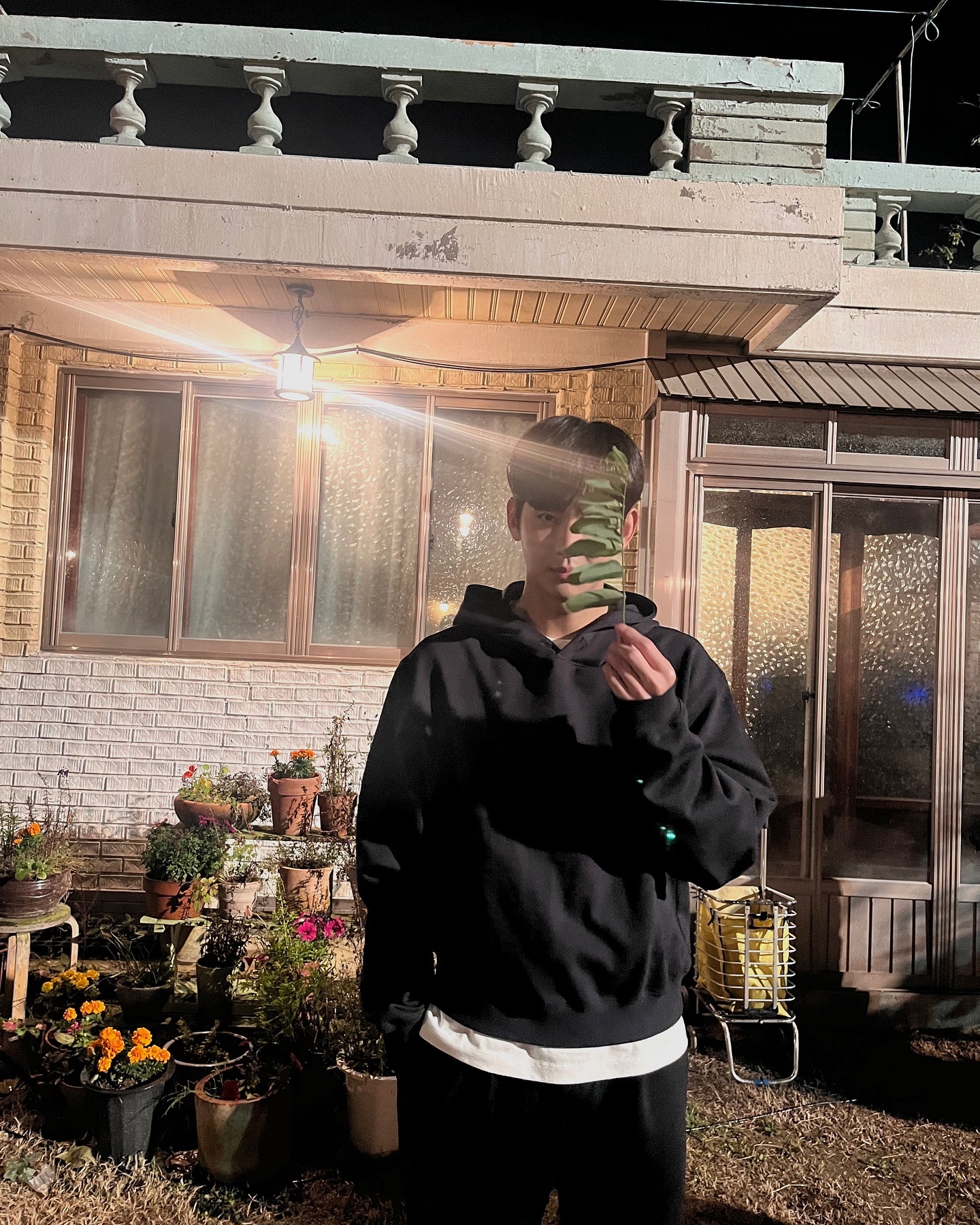 백현우가 불러주는 청혼🤵‍♂️❤️

배우 김수현(극 중 백현우)이 tvN 주말극 ‘눈물의 여왕’ OST의 마지막을 장식했습니다. 오늘(29일) 정오에 김수현이 직접 부른 ‘눈물의 여왕’의 OST Part.12 ‘청혼’이 발매됐는데요. 이는 김수현이 ‘별에서 온 그대’ 이후 약 10년 만에 OST 가창에 참여한 곡입니다. 

각 음원사이트에서 눈물의 여왕 청혼을 김수현의 목소리로 감상해 보세요.🎶 이미지8