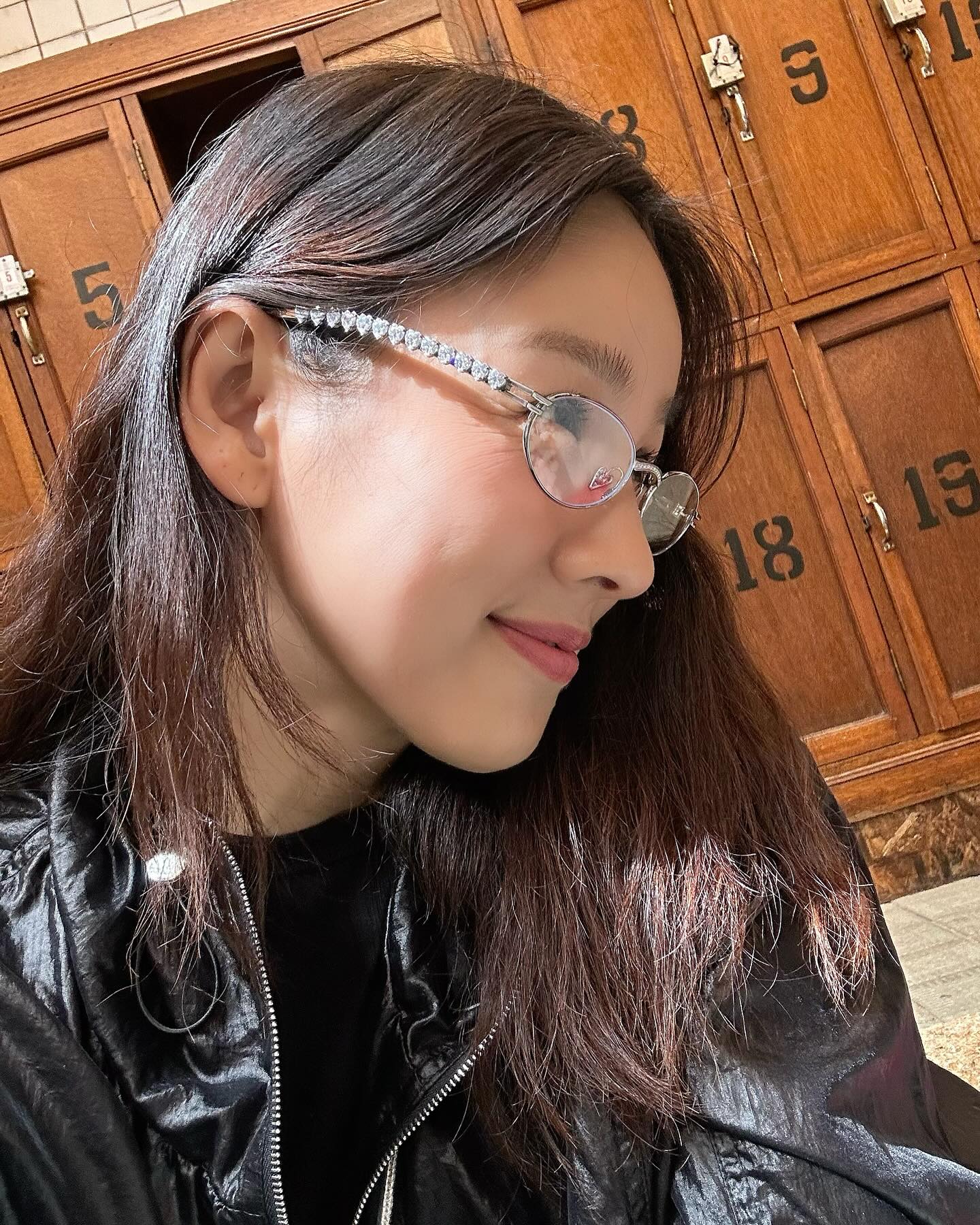 '띵동' 제니🖤의 선물 도착🎁

최근 이효리가 인스타그램에 ‘mom &me. 커플썬글. 고마워~^^’라는 글과 함께 선글라스 인증샷을 업로드했습니다. 해당 게시물에는 화려한 장식의 선글라스를 쓴 채 포즈를 취하고 있는 모습과 같은 디자인의 선글라스를 쓴 그의 어머니의 모습이 담겨 있습니다. 또한 제니의 계정을 태그해 제니에게서 선물받은 것임을 암시하고 있죠. 사진 속 이효리가 착용한 모델은 오는 5월 1일 출시 예정인 젠틀몬스터의 새 컬렉션 ‘젠틀살롱’ 제니-바레트 02로 가격은 40만 원입니다. 

한편 이효리와 제니는 '더시즌즈-이효리의 레드카펫'의 첫 게스트로 출연해 가수 선후배의 진한 케미를 보여준 바 있습니다. 이미지