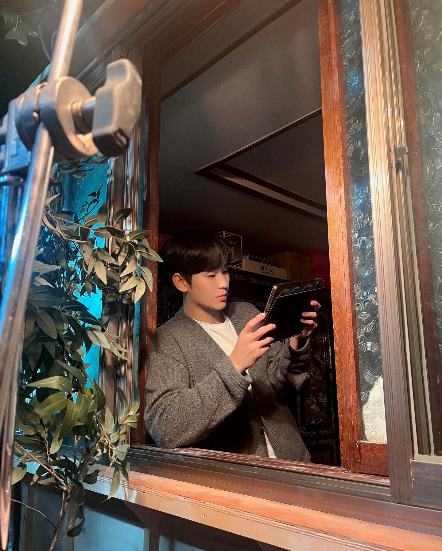 백현우가 불러주는 청혼🤵‍♂️❤️

배우 김수현(극 중 백현우)이 tvN 주말극 ‘눈물의 여왕’ OST의 마지막을 장식했습니다. 오늘(29일) 정오에 김수현이 직접 부른 ‘눈물의 여왕’의 OST Part.12 ‘청혼’이 발매됐는데요. 이는 김수현이 ‘별에서 온 그대’ 이후 약 10년 만에 OST 가창에 참여한 곡입니다. 

각 음원사이트에서 눈물의 여왕 청혼을 김수현의 목소리로 감상해 보세요.🎶 이미지5
