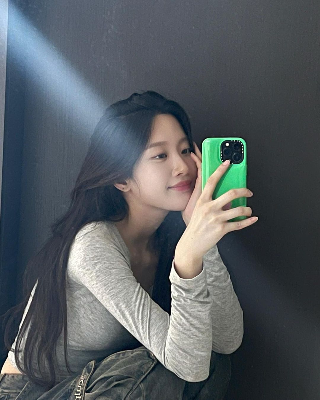 얇은 롱슬리브 하나로 되네?🤍🖤 이미지
