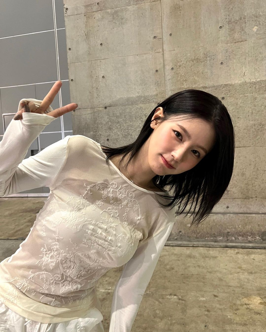 얇은 롱슬리브 하나로 되네?🤍🖤 이미지