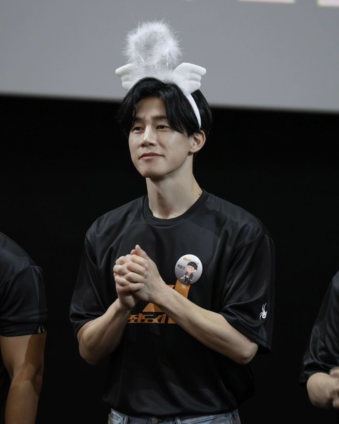 인성까지 완벽✨양파남 김무열🖤

지난 28일에 진행된 영화 <범죄도시4> 배우 김무열의 무대인사가 화제입니다. 당시 장애인의 날 맞아 배리어프리(장벽 없애기) 상영 이벤트가 진행 중이었는데요. 현장에 있던 김무열은 갑자기 마이크를 내려놓고 장애인 관객들에게 수어를 하기 시작했습니다. 그는 “안녕하세요. 제 이름은 김무열입니다. 모두 와주셔서 감사합니다. 사랑합니다.”라는 말을 수어로 전했고, 객석에서는 수어로 박수를 치며 환호하는 모습을 보였습니다.

해당 장면이 담긴 영상은 SNS에서 큰 화제가 됐고, 네티즌들은 “감동이다”라는 반응을 보이고 있습니다.👏 이미지